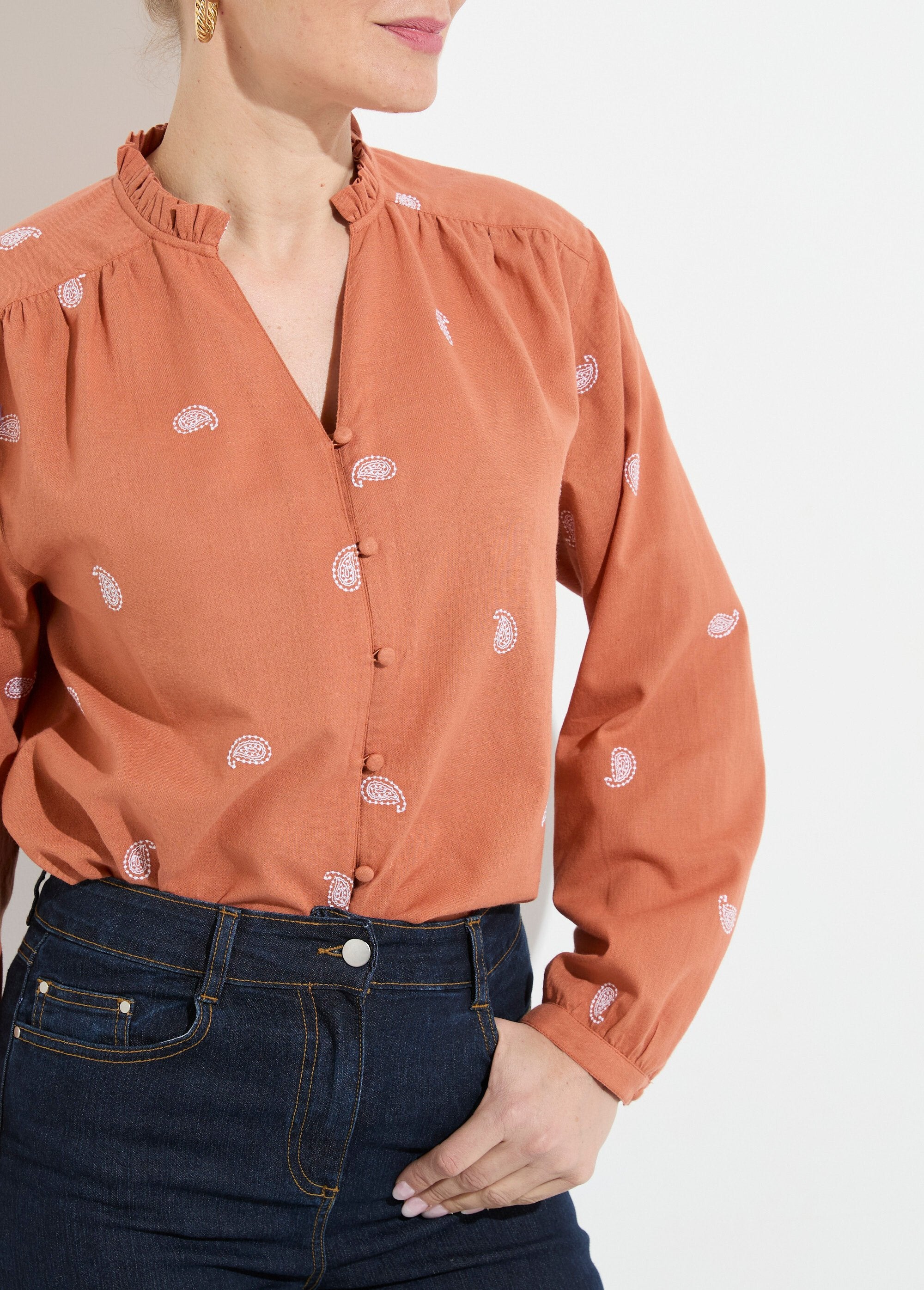 Túnica_de_gasa_de_algodón_bordada_con_cuello_con_volantes_Caramelo_y_blanco_DE1_slim