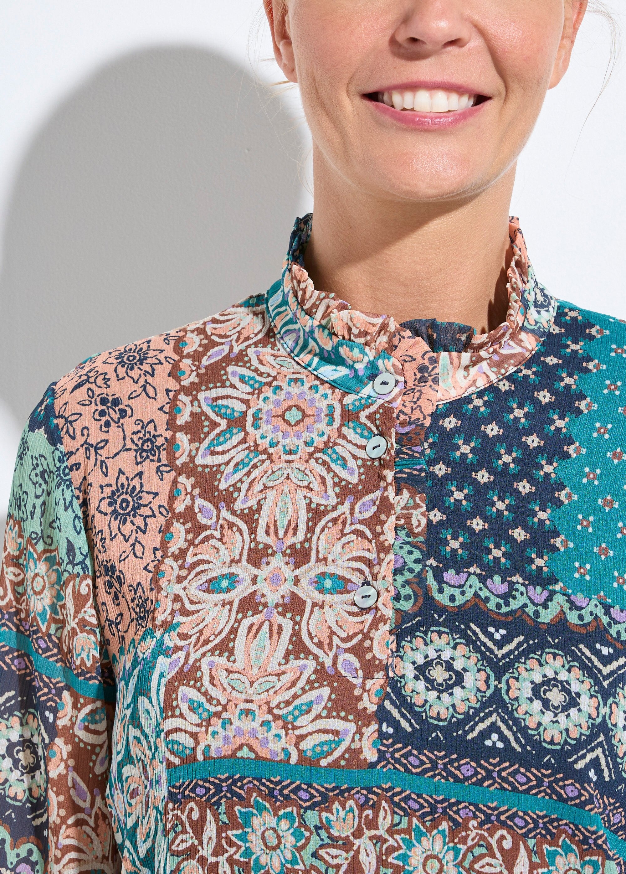 Túnica_con_cuello_con_volantes_en_crepe_voile_y_estampado_patchwork_Verde_y_crudo_DE1_slim