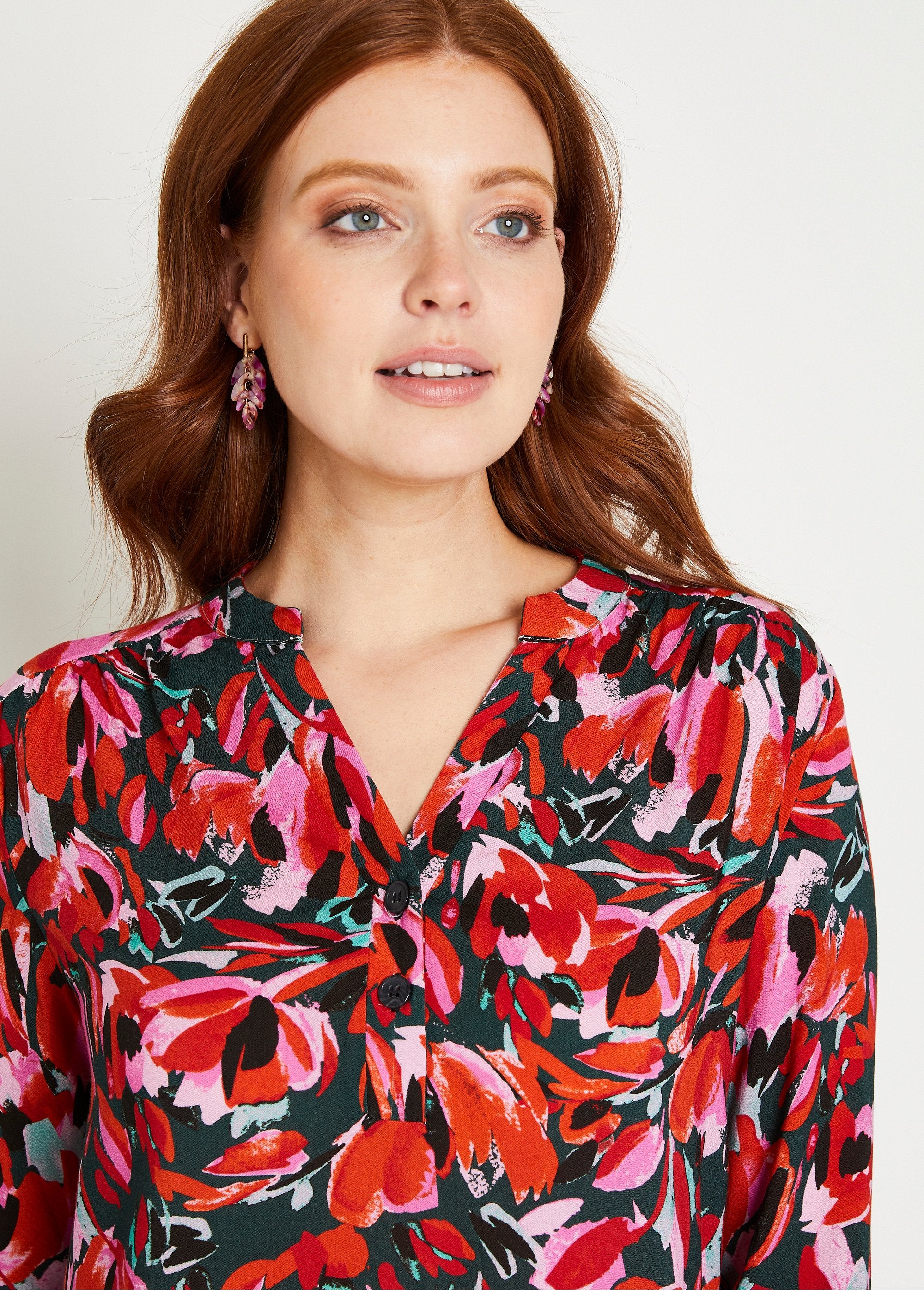 Túnica_floral_larga_y_acampanada_con_cuello_redondo_Verde_y_naranja_DE1_slim