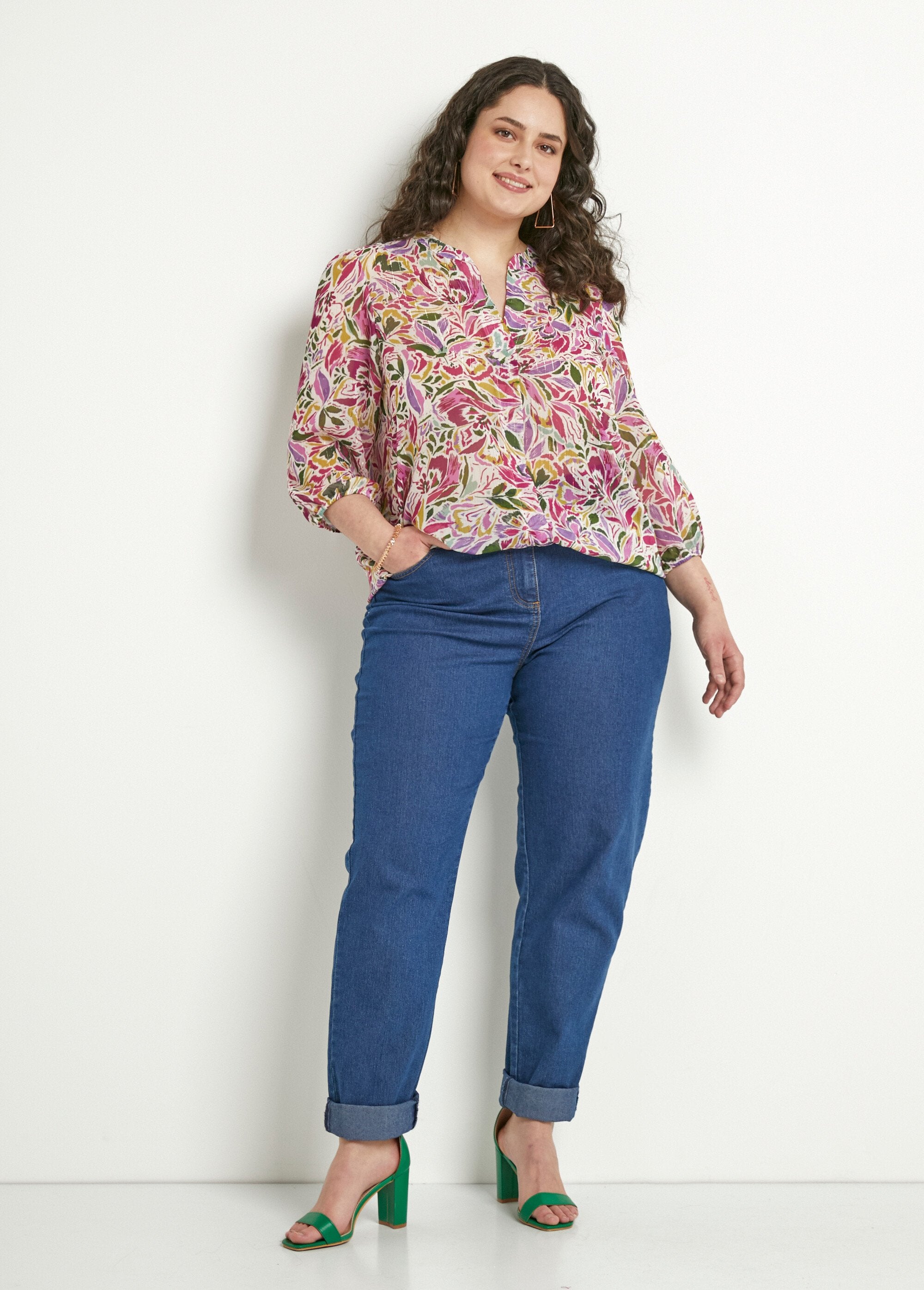Túnica_larga_con_escote_en_pico_y_voile_floral_brillante._Multicolor_SF1_curvy