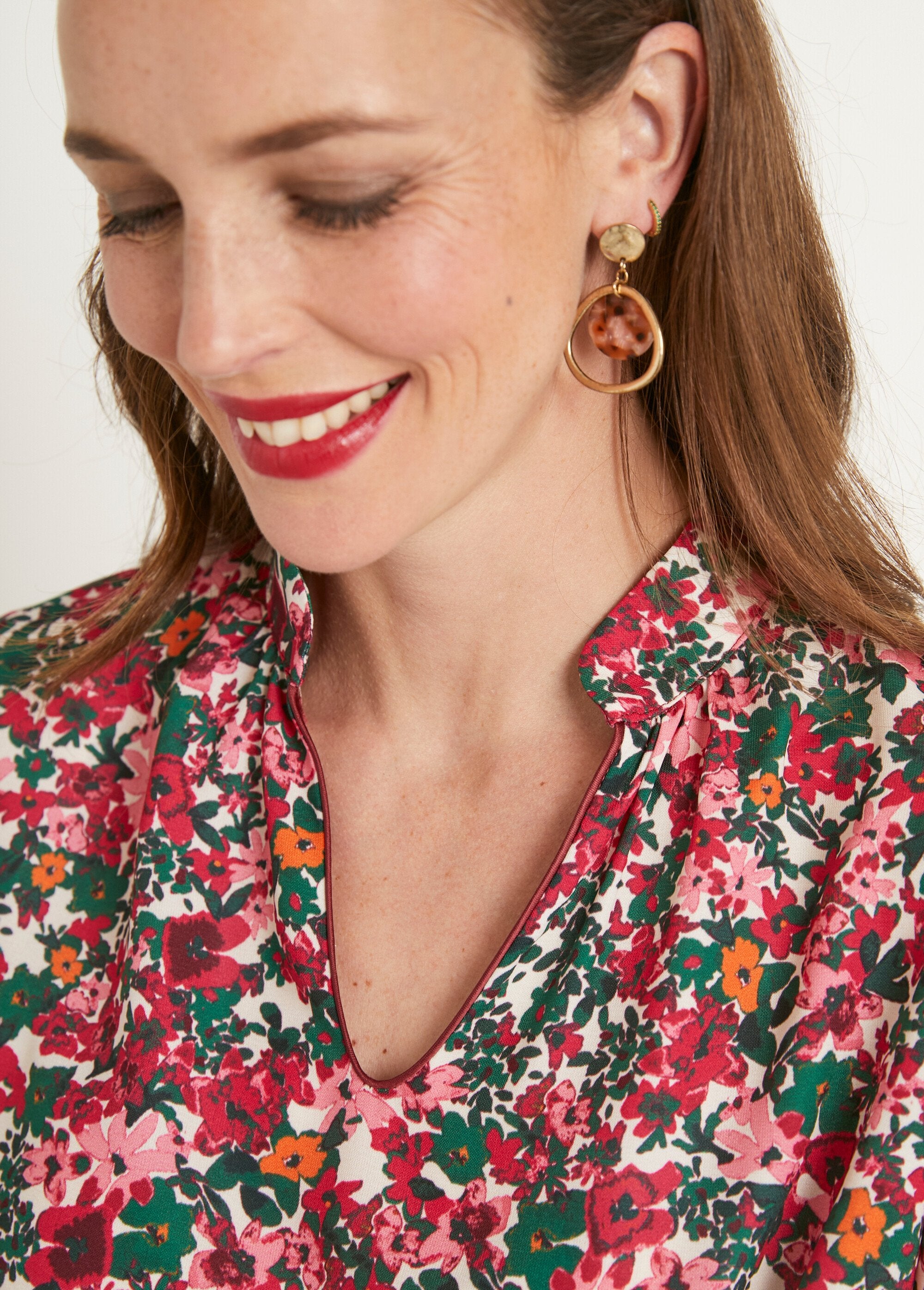 Túnica_larga_recta_floral_con_cuello_en_V_rosa_y_verde_DE2_slim