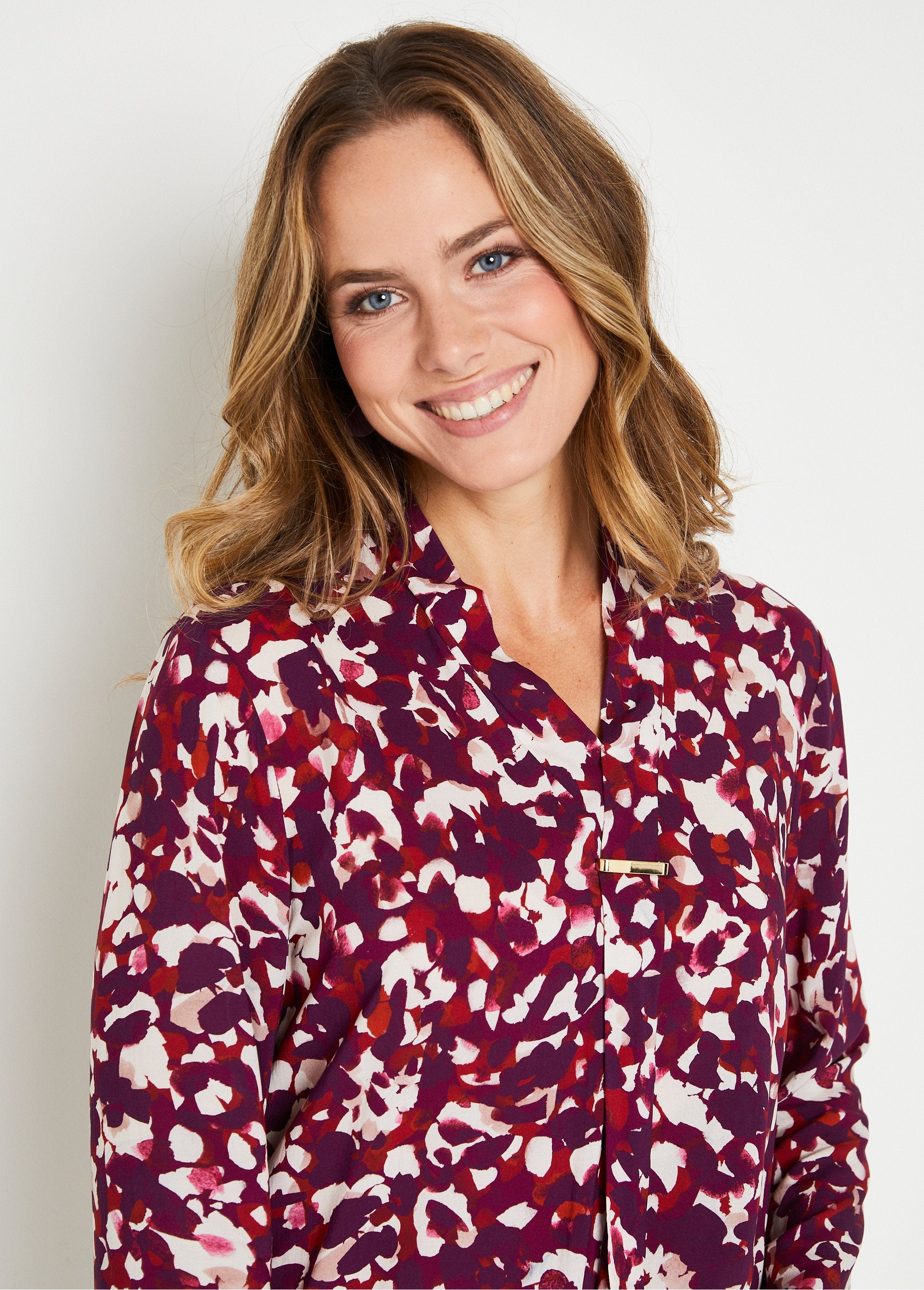 Túnica_larga_estampada_con_cuello_de_pico_fucsia_y_rojo_DE3_slim