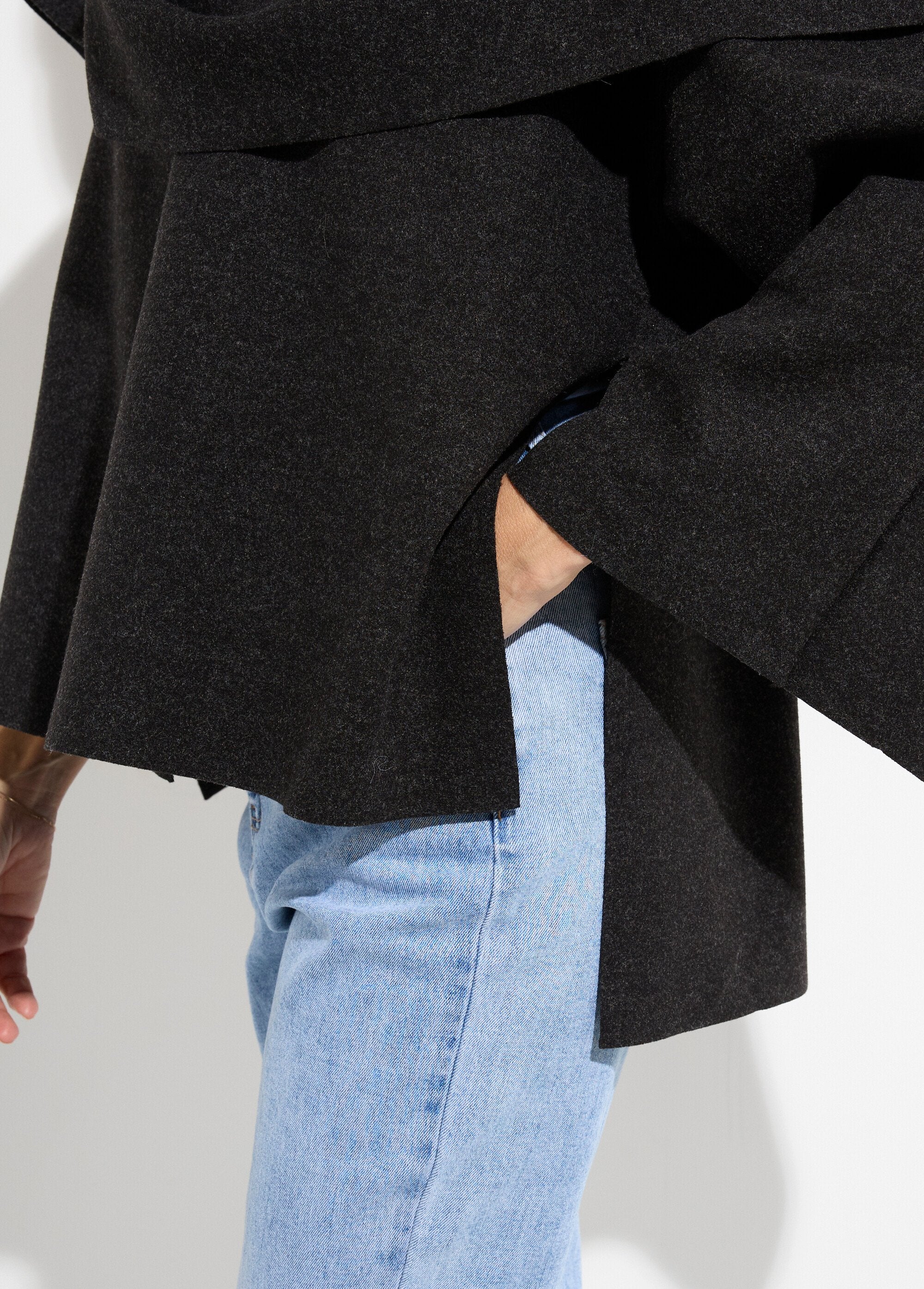 Chaqueta_con_botón_joya_de_metal_y_bufanda_Negro_DE2_slim