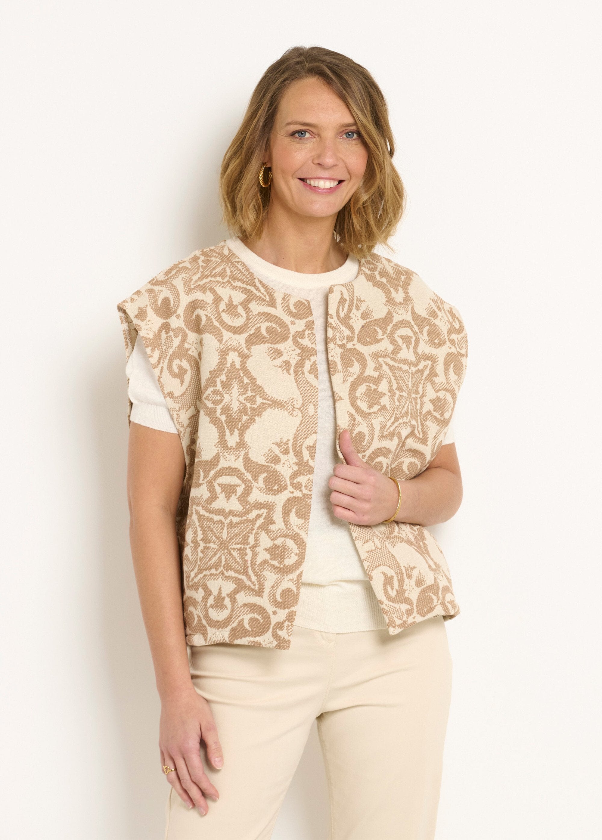 Chaqueta_jacquard_sin_mangas_con_cuello_redondo_Beige_FA1_slim