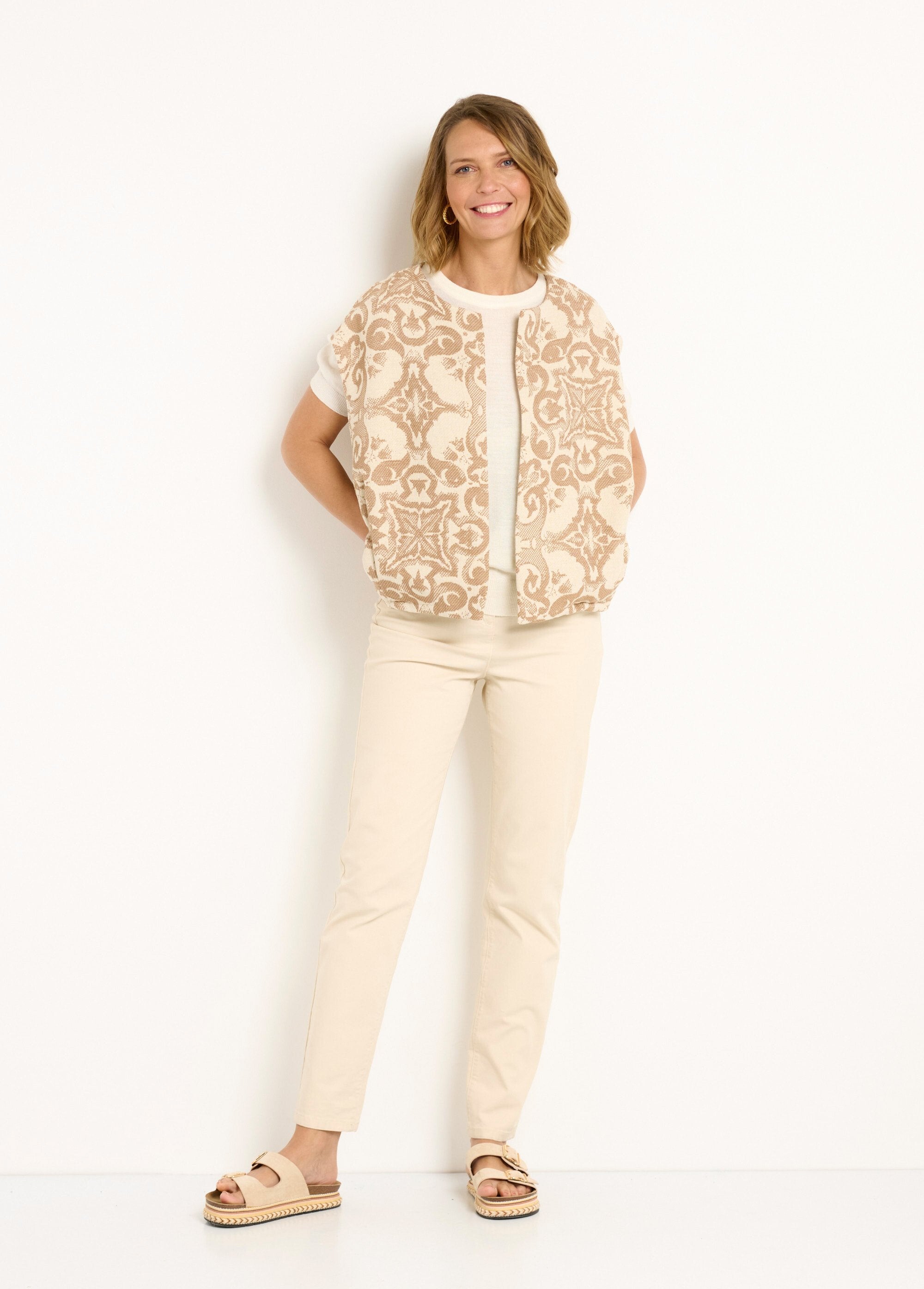 Chaqueta_jacquard_sin_mangas_con_cuello_redondo_Beige_SF1_slim