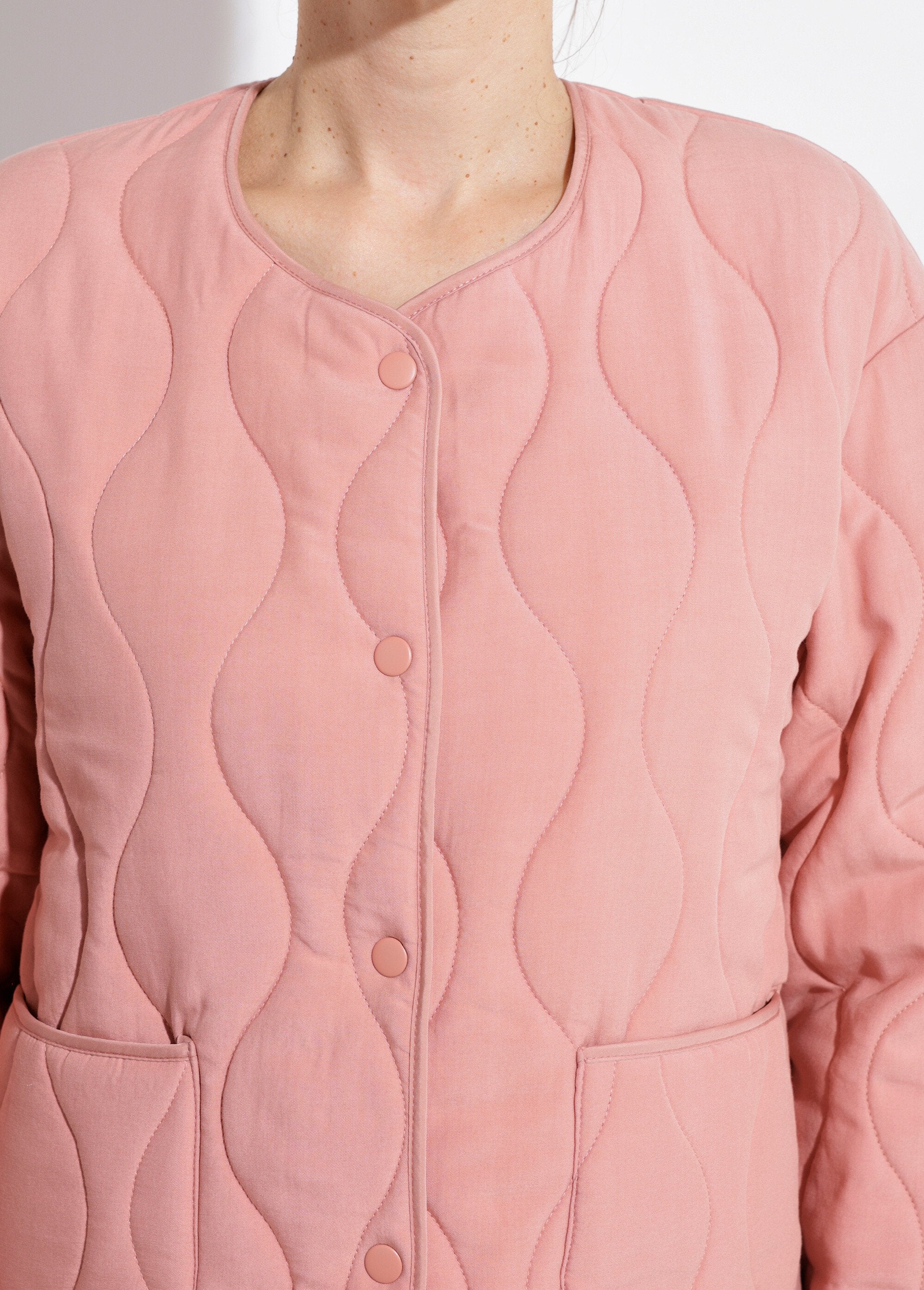 Chaqueta_acolchada_con_cremallera_y_sin_cuello_Terracota_DE1_slim