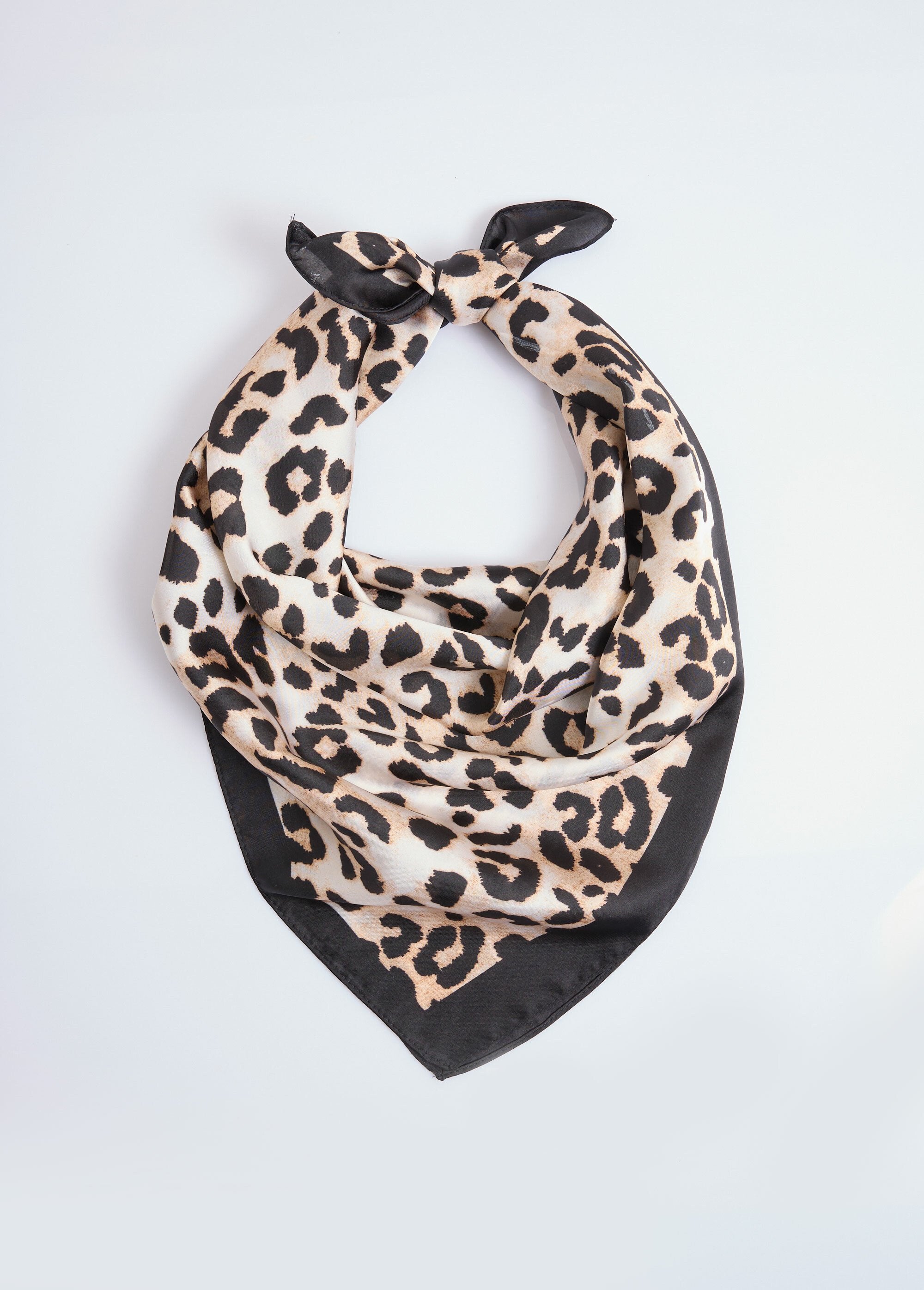 Foulard_carré_satin,_imprimé_léopard_Leopard_FA1_slim