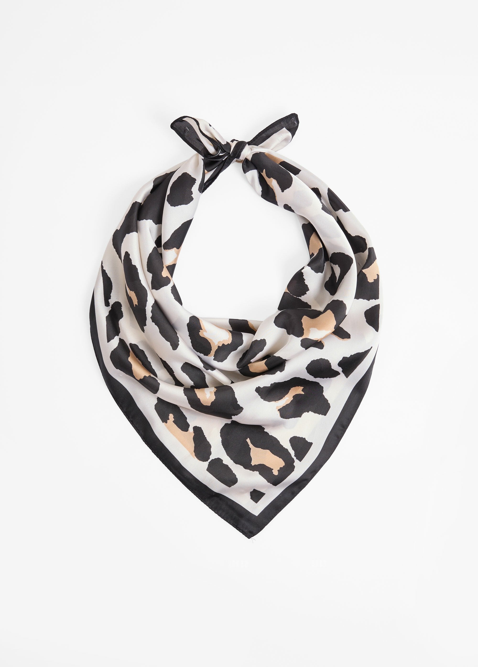 Foulard_carré_satin,_grand_motif_léopard_Leopard_FA1_slim