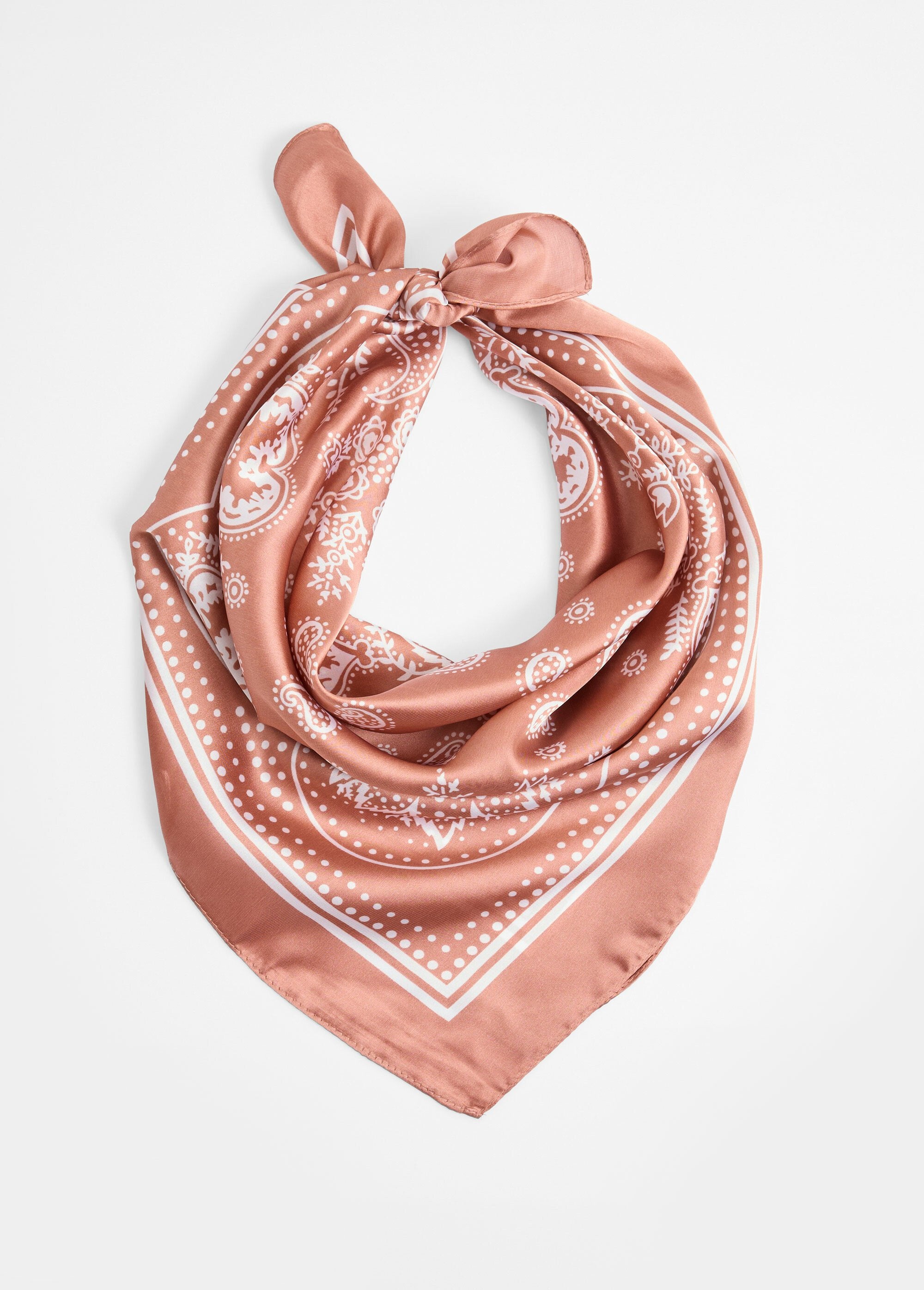 Foulard_carré_en_satin,_motif_bandana_2_Moka_FA1_slim