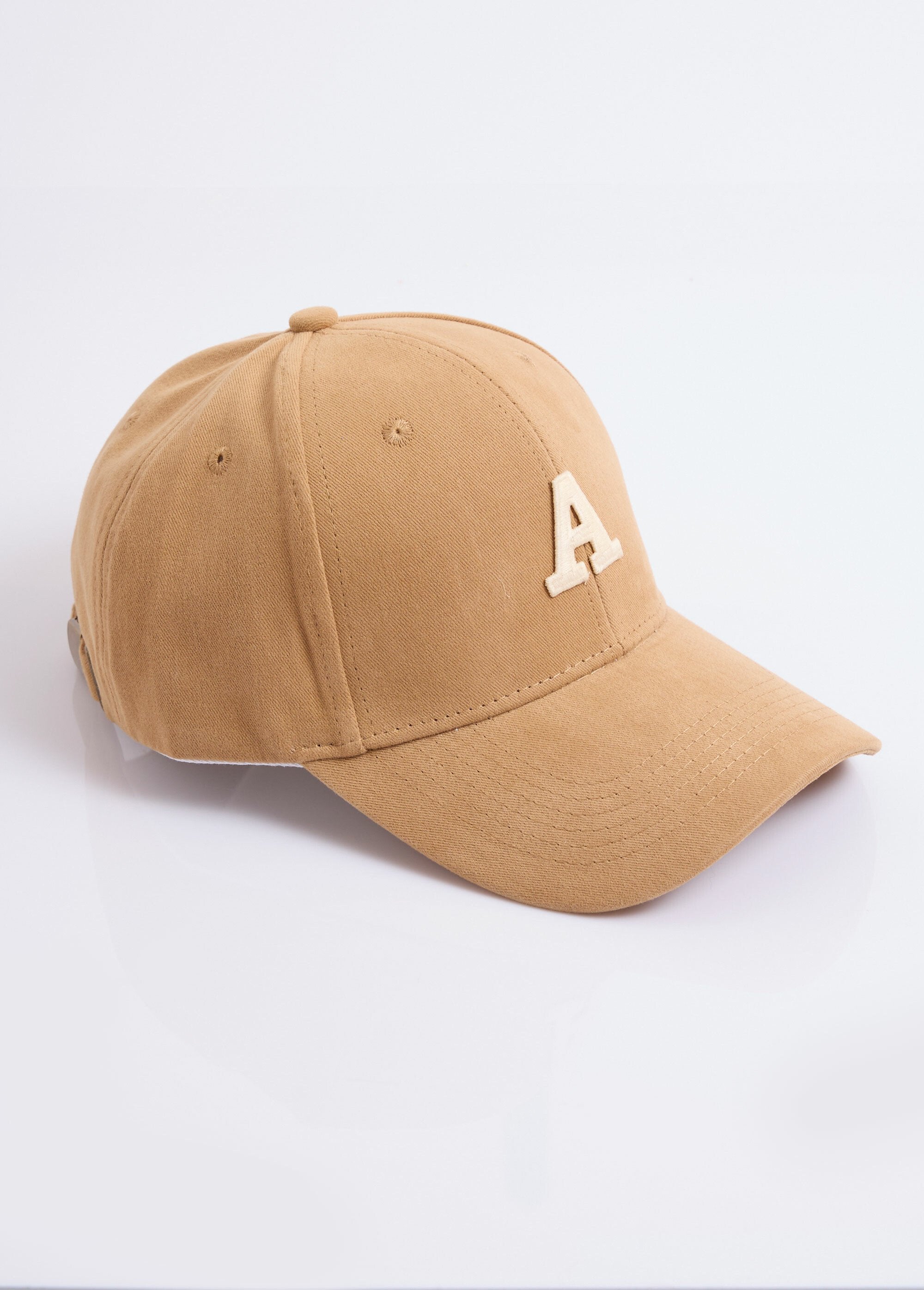 Gorra_de_sarga_lisa_con_letras_bordadas_camello_FA1_slim