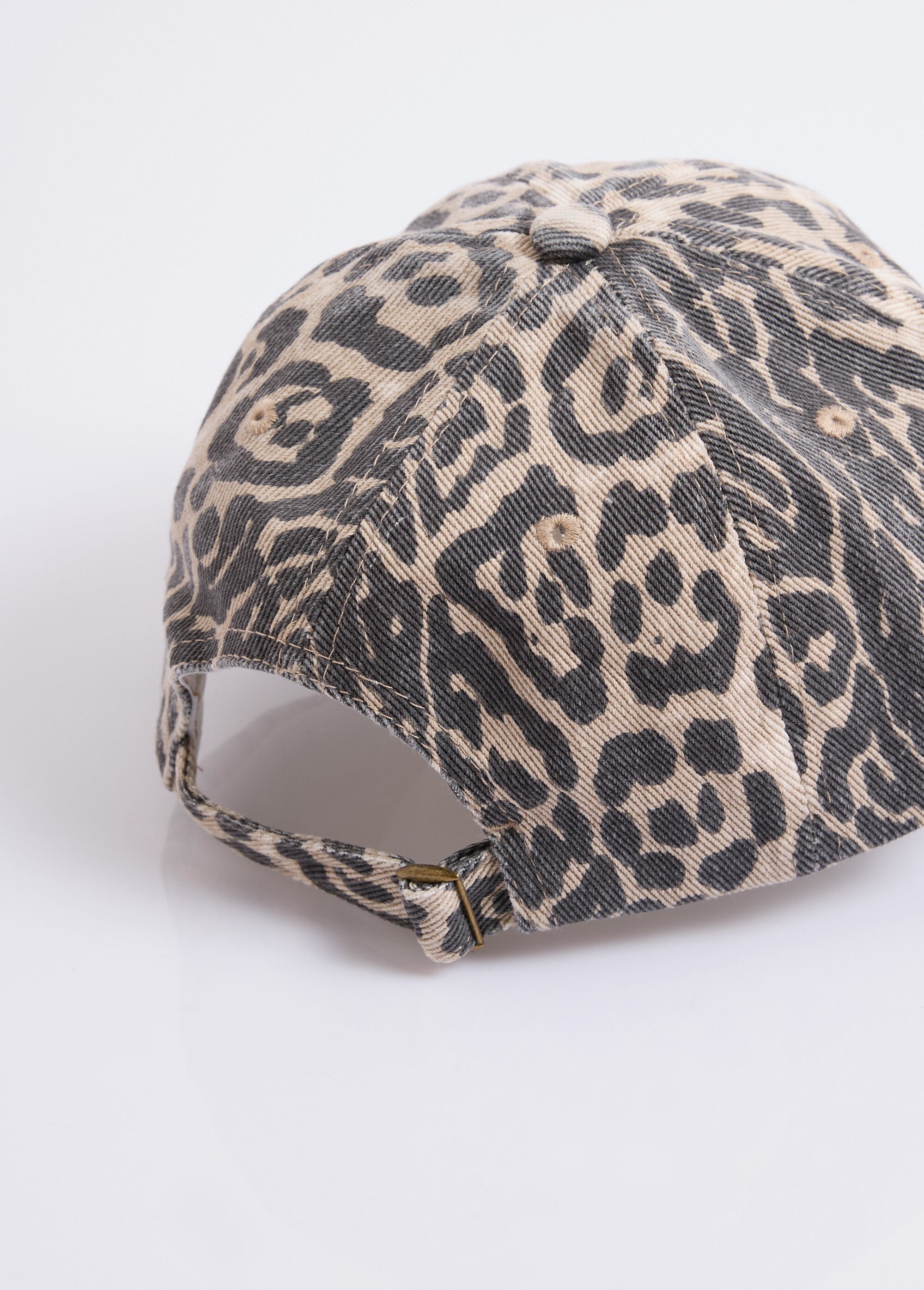 Gorra_vaquera_con_estampado_de_leopardo_y_corazón_bordado_Pantera_beige_DE1_slim