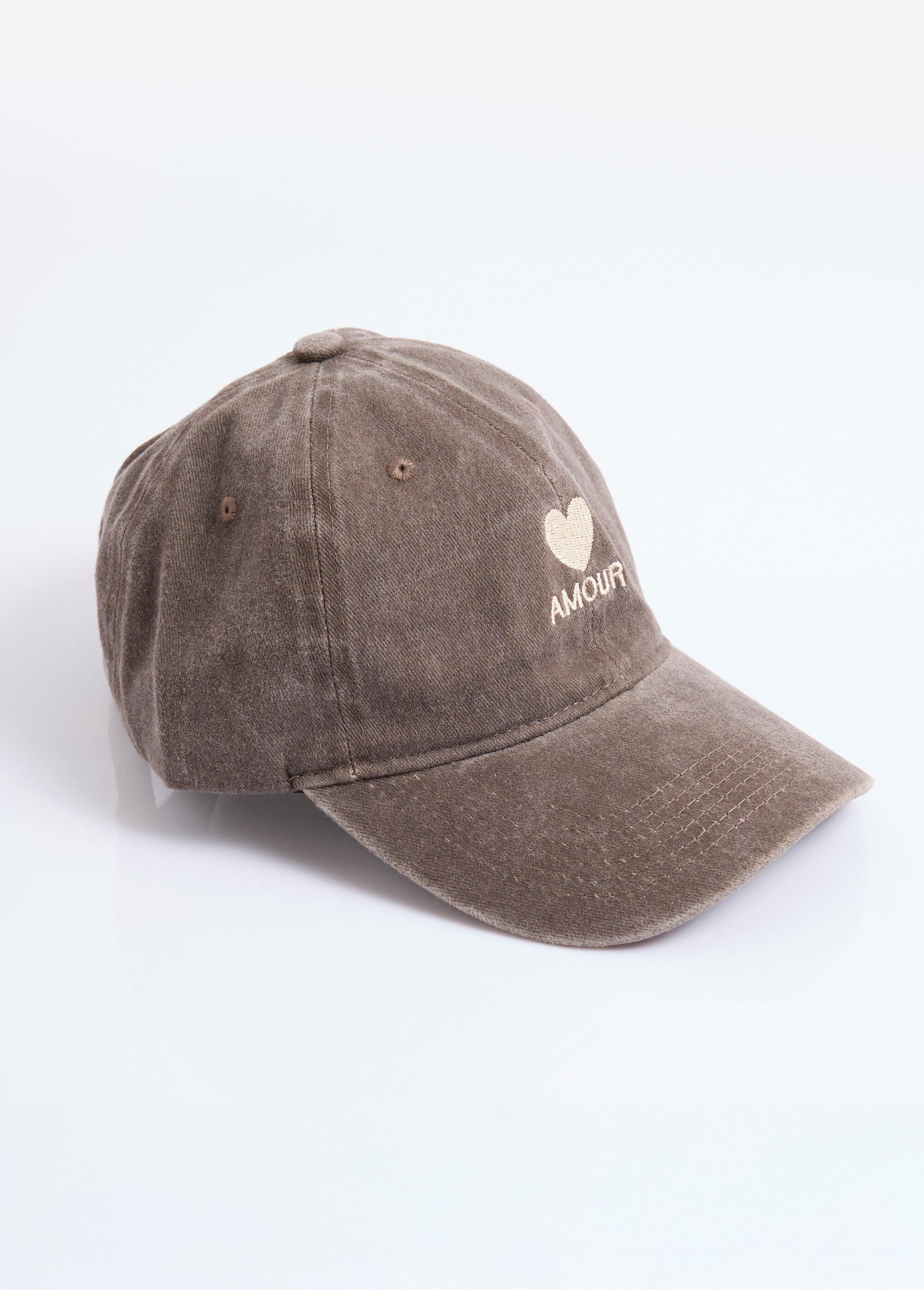 Gorra_de_mezclilla_usada_con_bordado_de_corazón_Castaño_FA1_slim