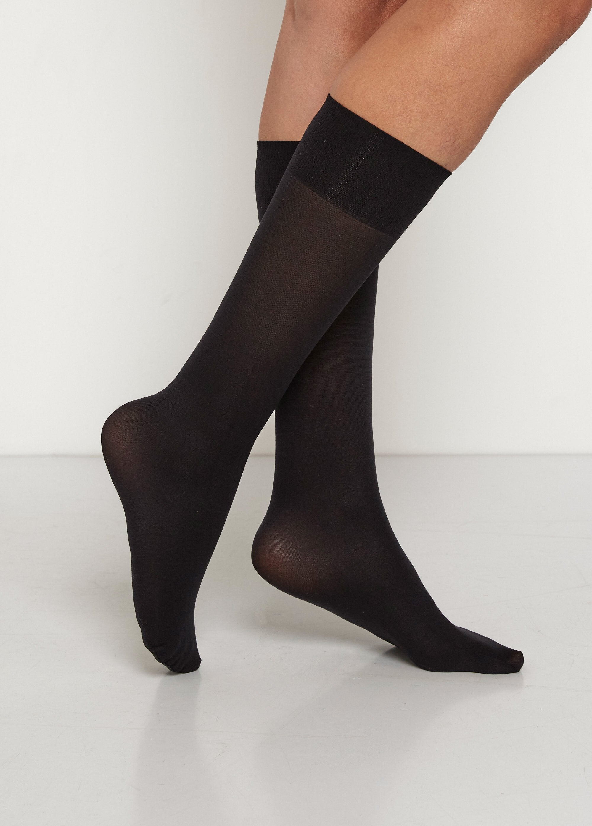 Medias_hasta_la_rodilla_opacas,_oscuras_y_sólidas_Negro_DO1_slim