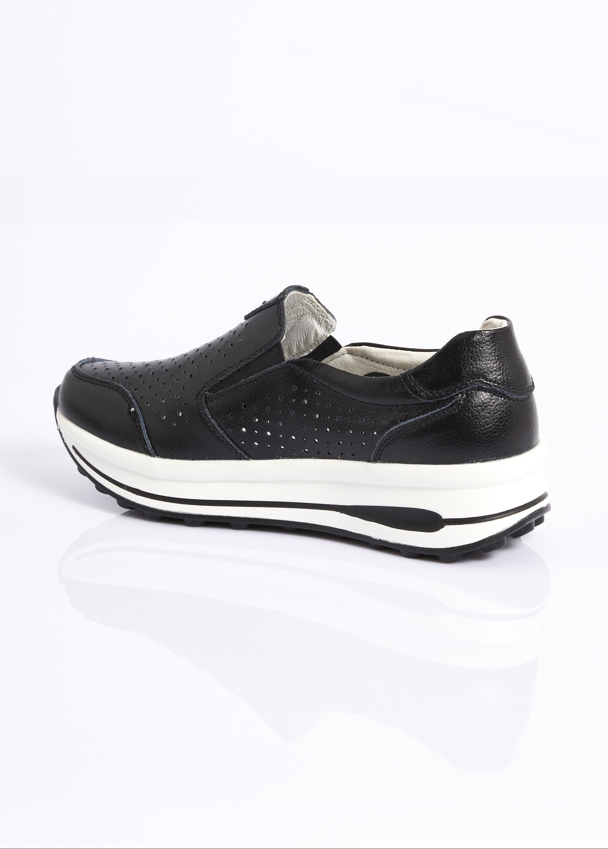 Zapatillas_deportivas_con_cuña_perforada_Negro_DO1_slim