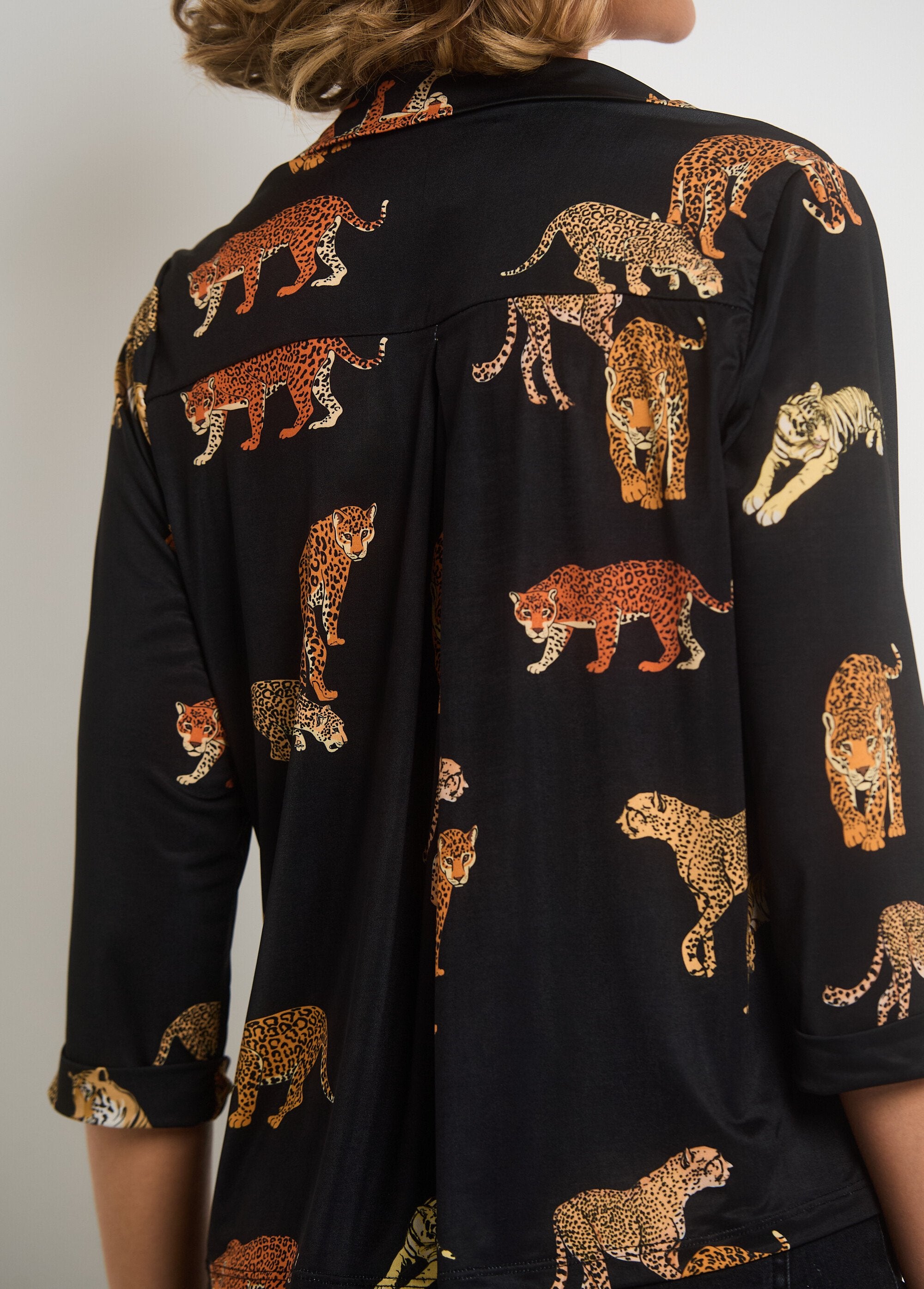 Blusa_corta_con_cuello_de_pico_y_estampado_animal_Estampados_negros_DE2_slim