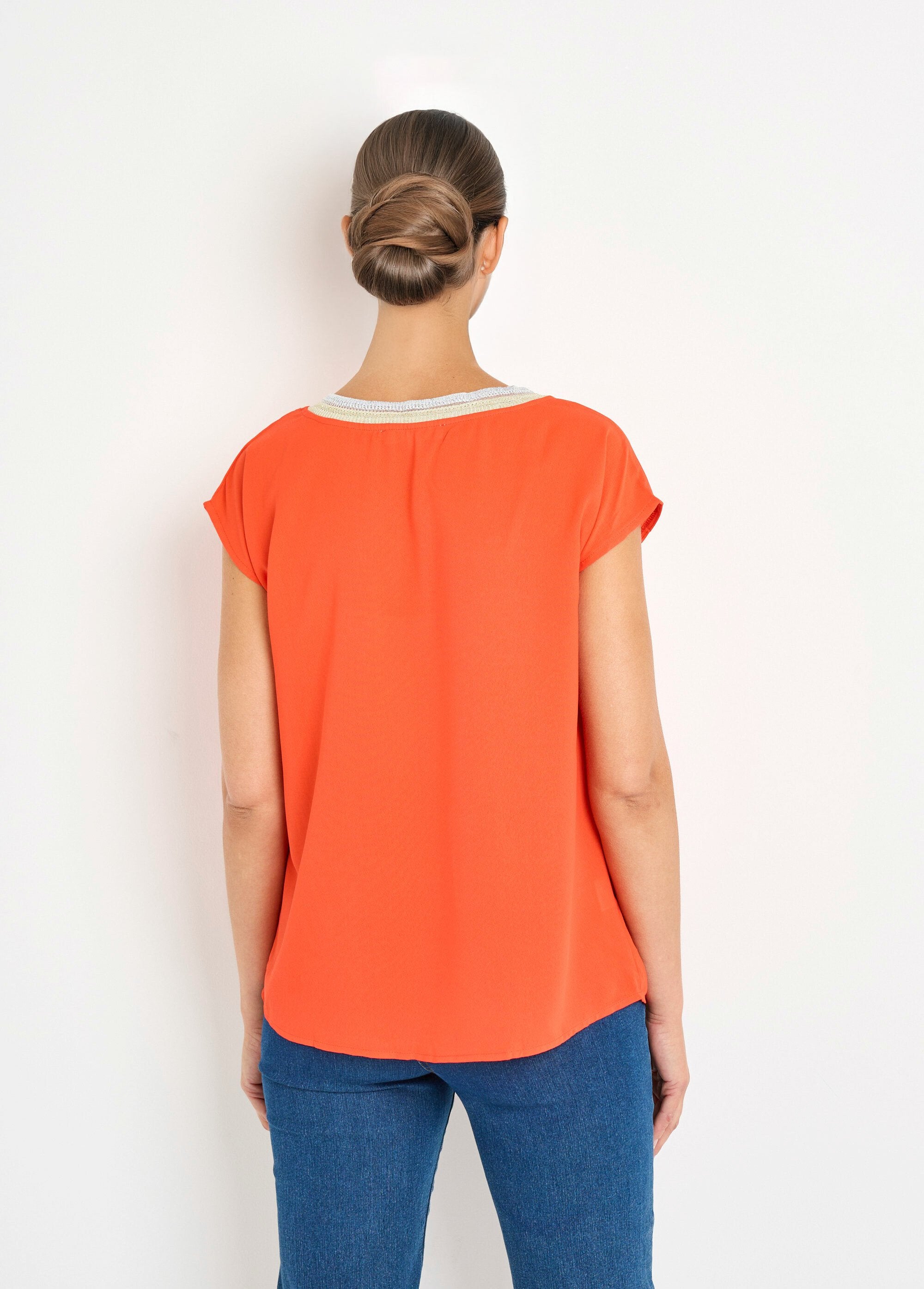 Blusa_fluida_sin_mangas_con_escote_en_pico_y_trenza_Amapola_DO1_slim