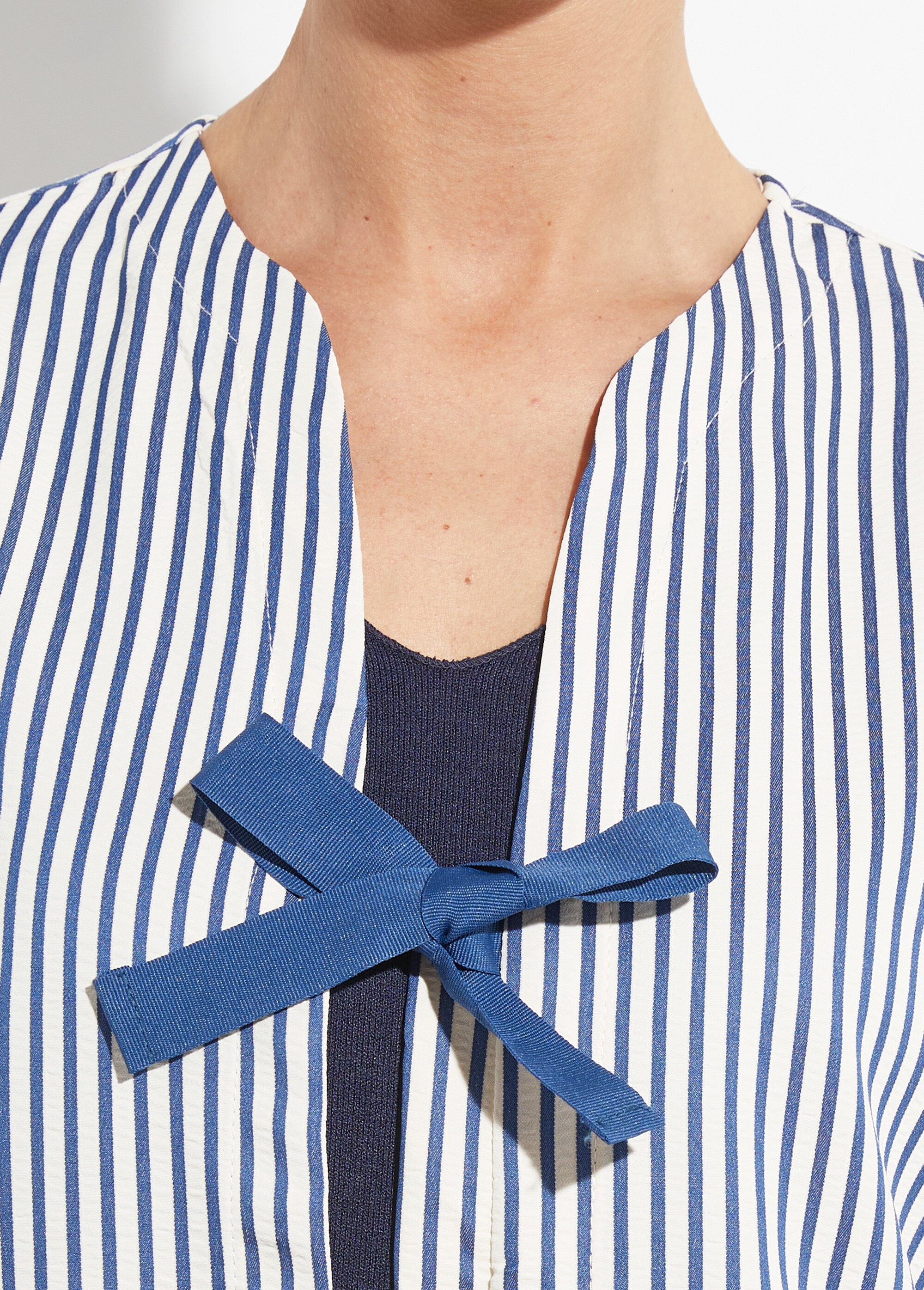 Blouse_manches_3/4_avec_noeuds_fantaisie_Bleu_et_ecru_DE2_slim