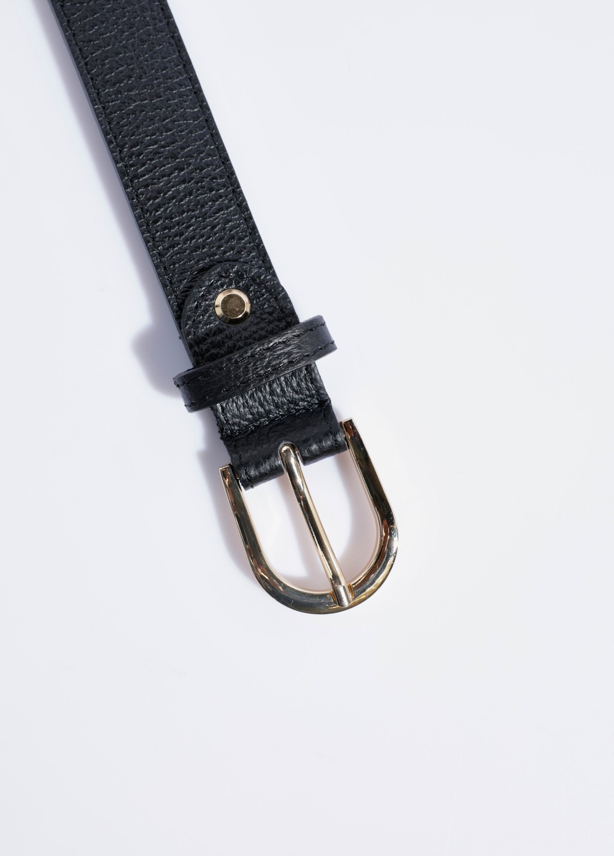 Cinturón_de_piel_granulada_con_hebilla_metálica_Negro_DE1_slim