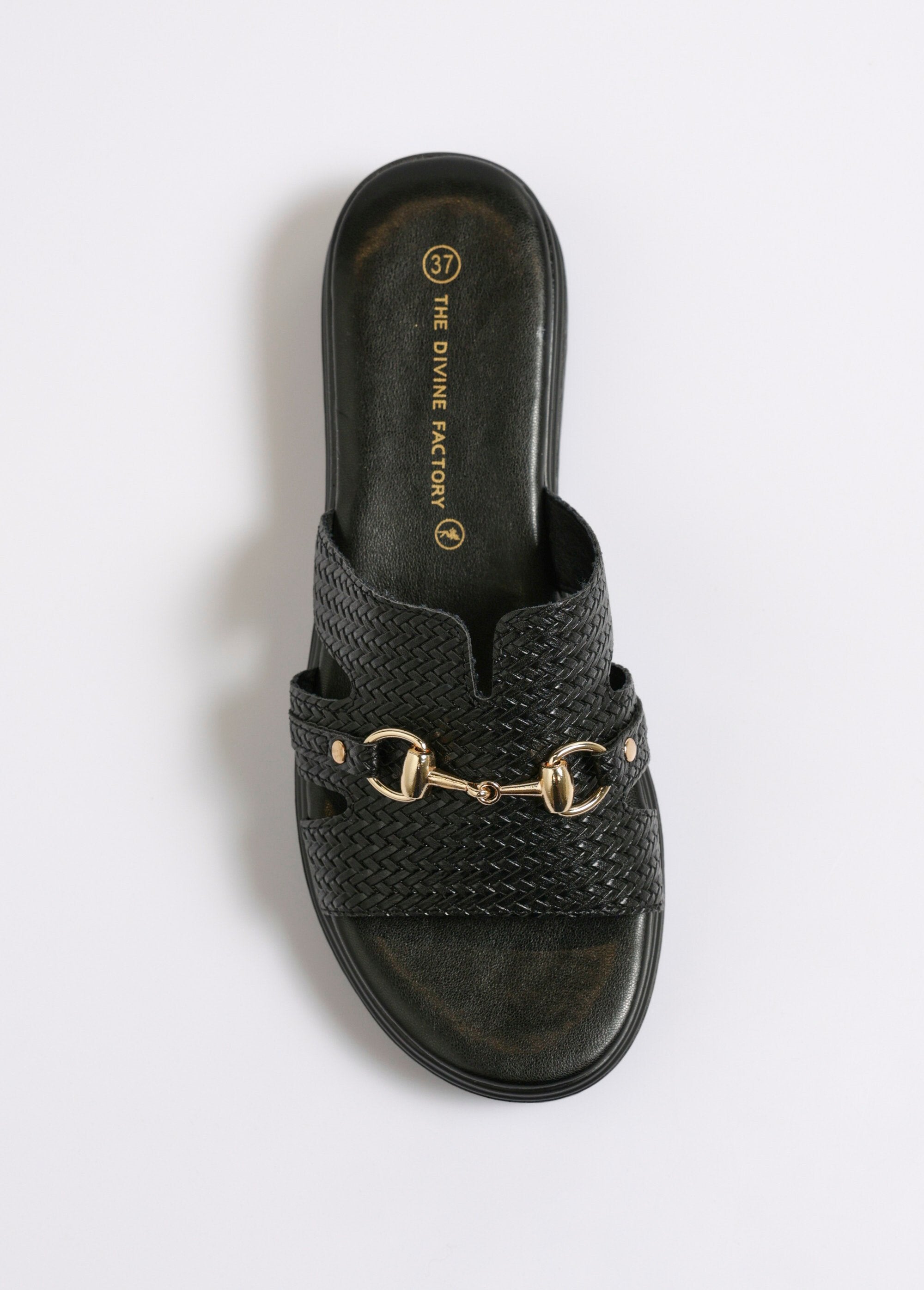 Mules_de_piel_sintética_con_estampado_de_espiga_y_detalle_metálico_Negro_OV1_slim