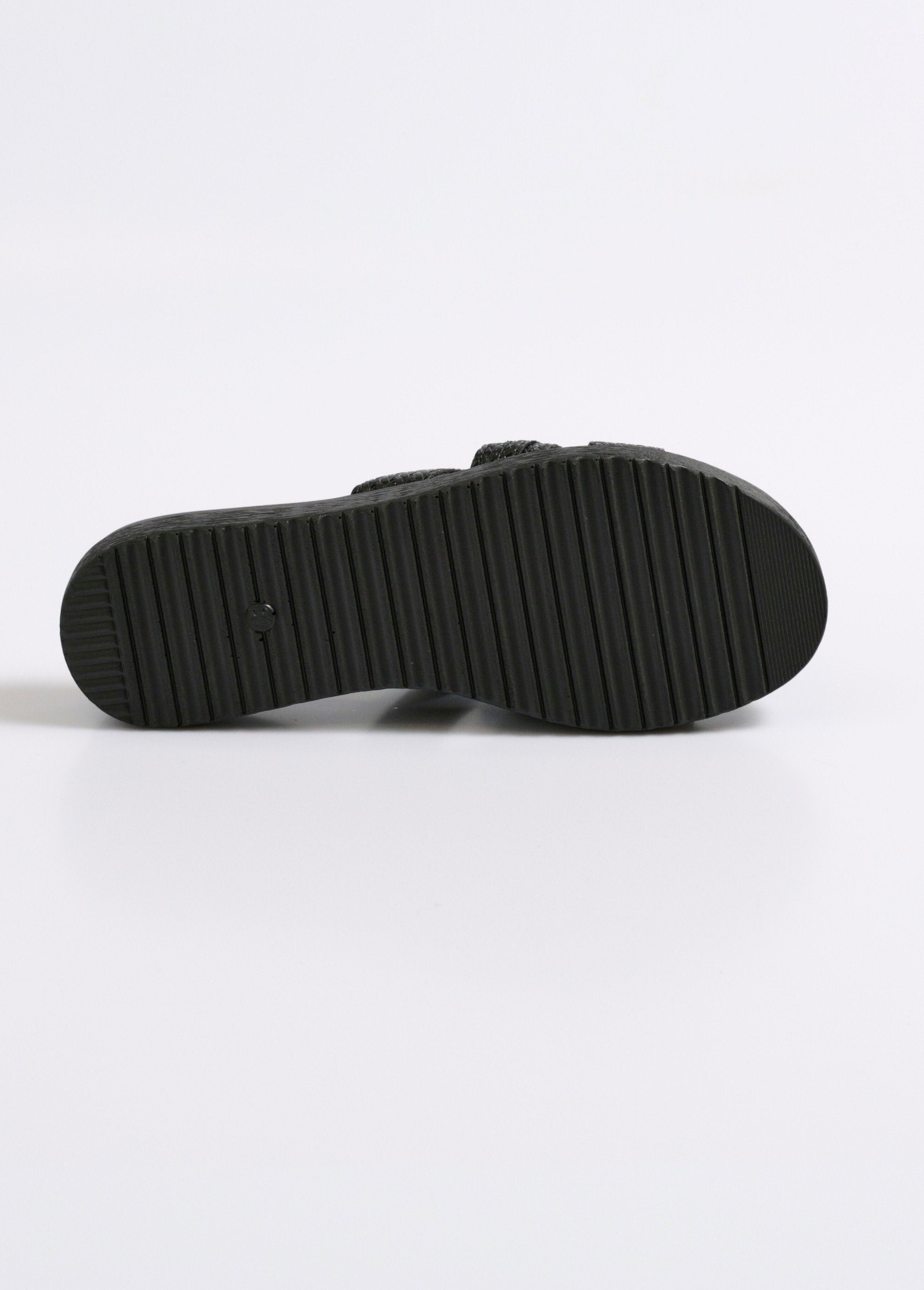 Mules_de_piel_sintética_con_estampado_de_espiga_y_detalle_metálico_Negro_UN1_slim
