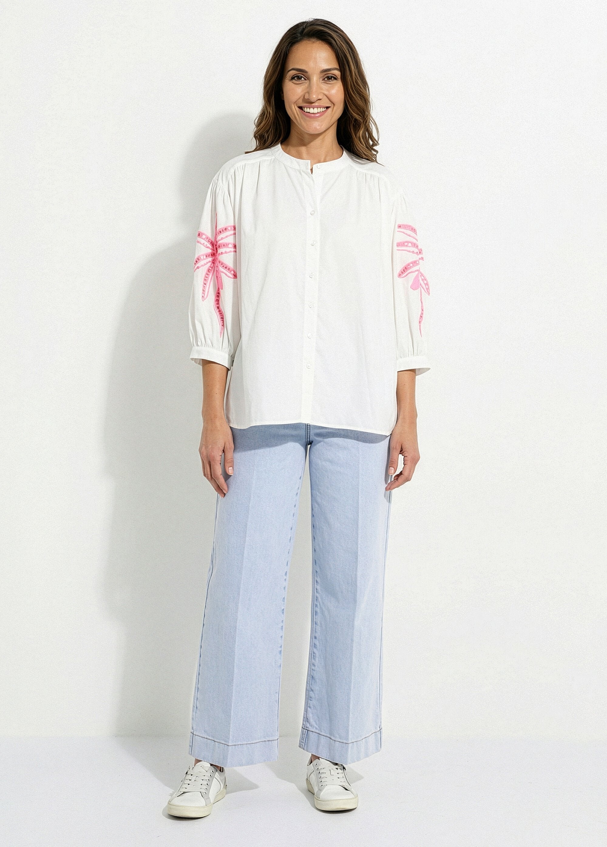 Blusa_holgada_con_mangas_de_palmera_bordadas_Blanco_y_rosa_fluorescente_SF1_slim