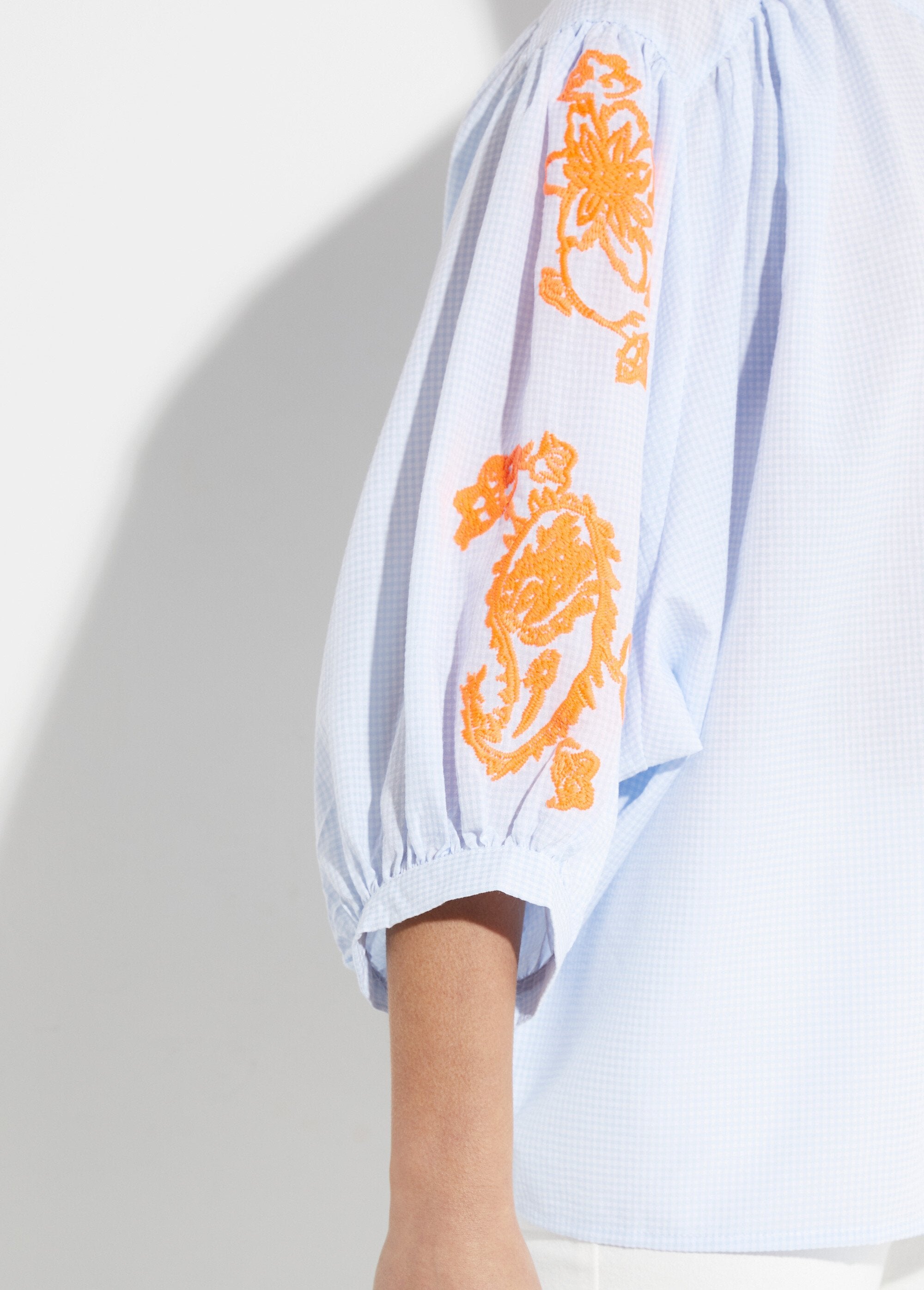 Blusa_holgada_de_cuadros_vichy_con_bordado_neón_Azul_DE2_slim