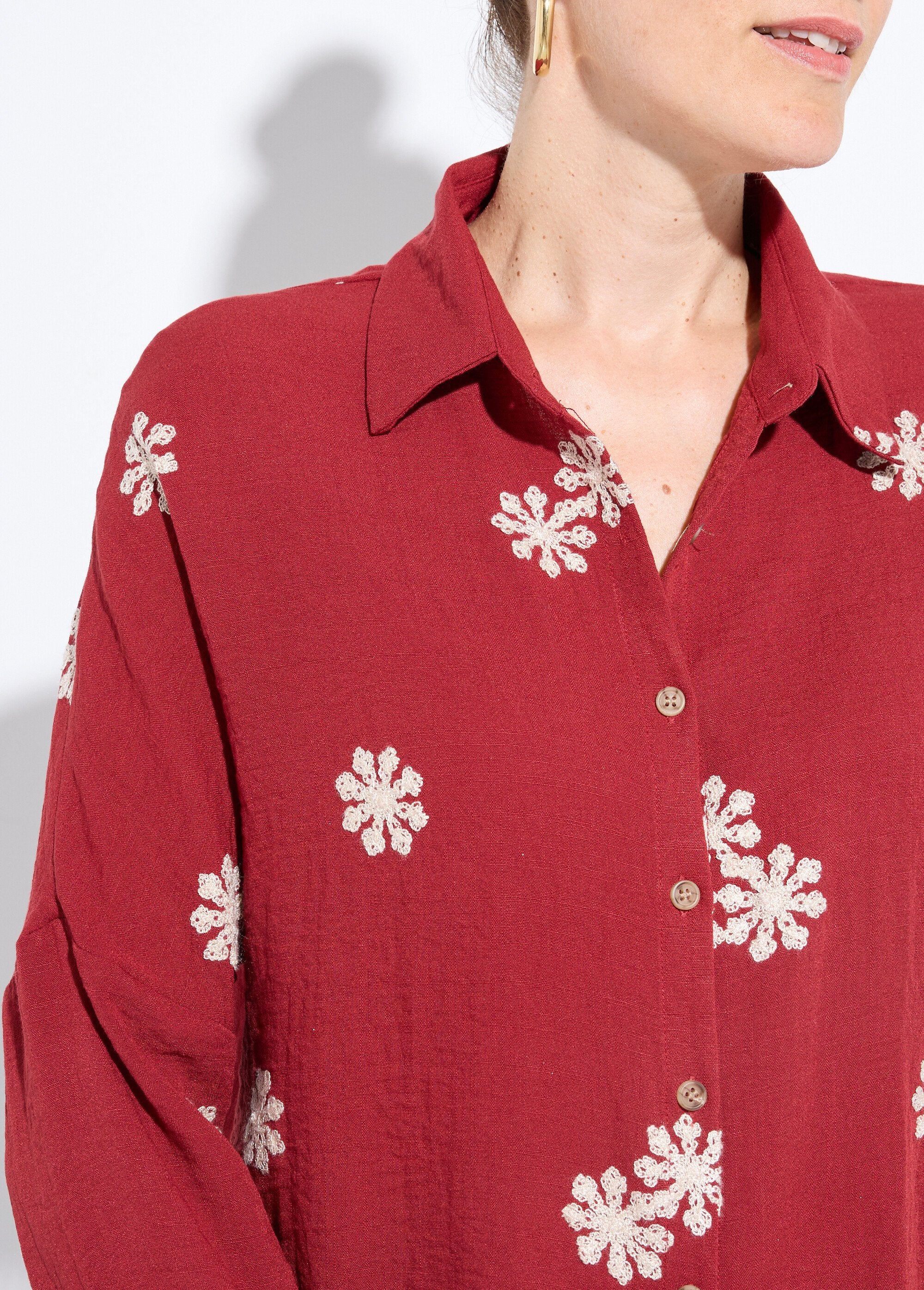 Blusa_con_bordado_de_flores_estilizadas_Burdeos_DE1_slim