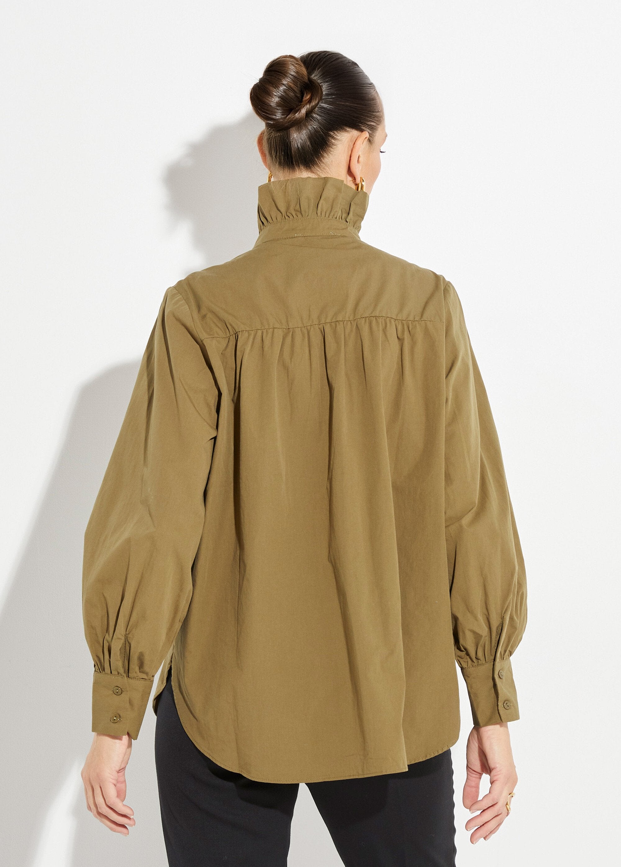 Blusa_con_cuello_alto_plisado_Caqui_DO1_slim