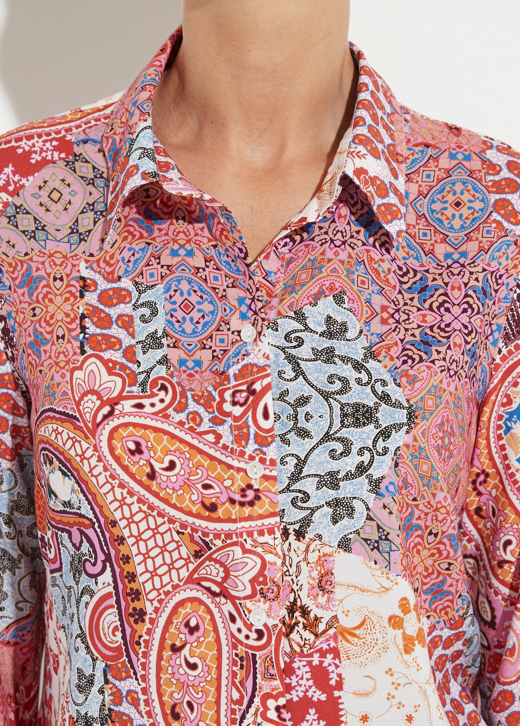 Blusa_larga_y_fluida_con_botones_y_estampado_paisley_Estampado_rosa_DE1_slim
