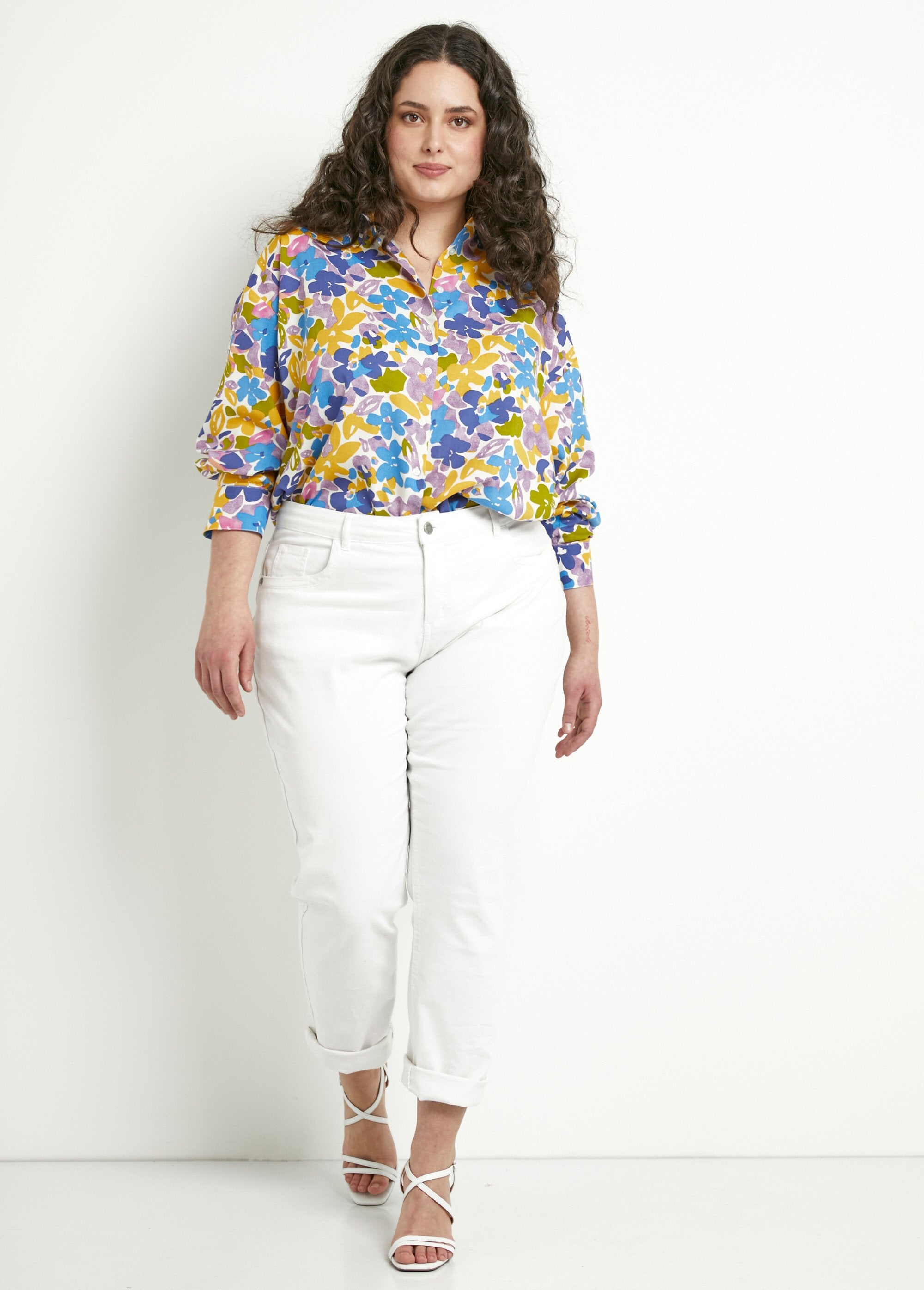 Blusa_larga_fluida_con_estampado_floral_y_botones_Multicolor_SF1_curvy