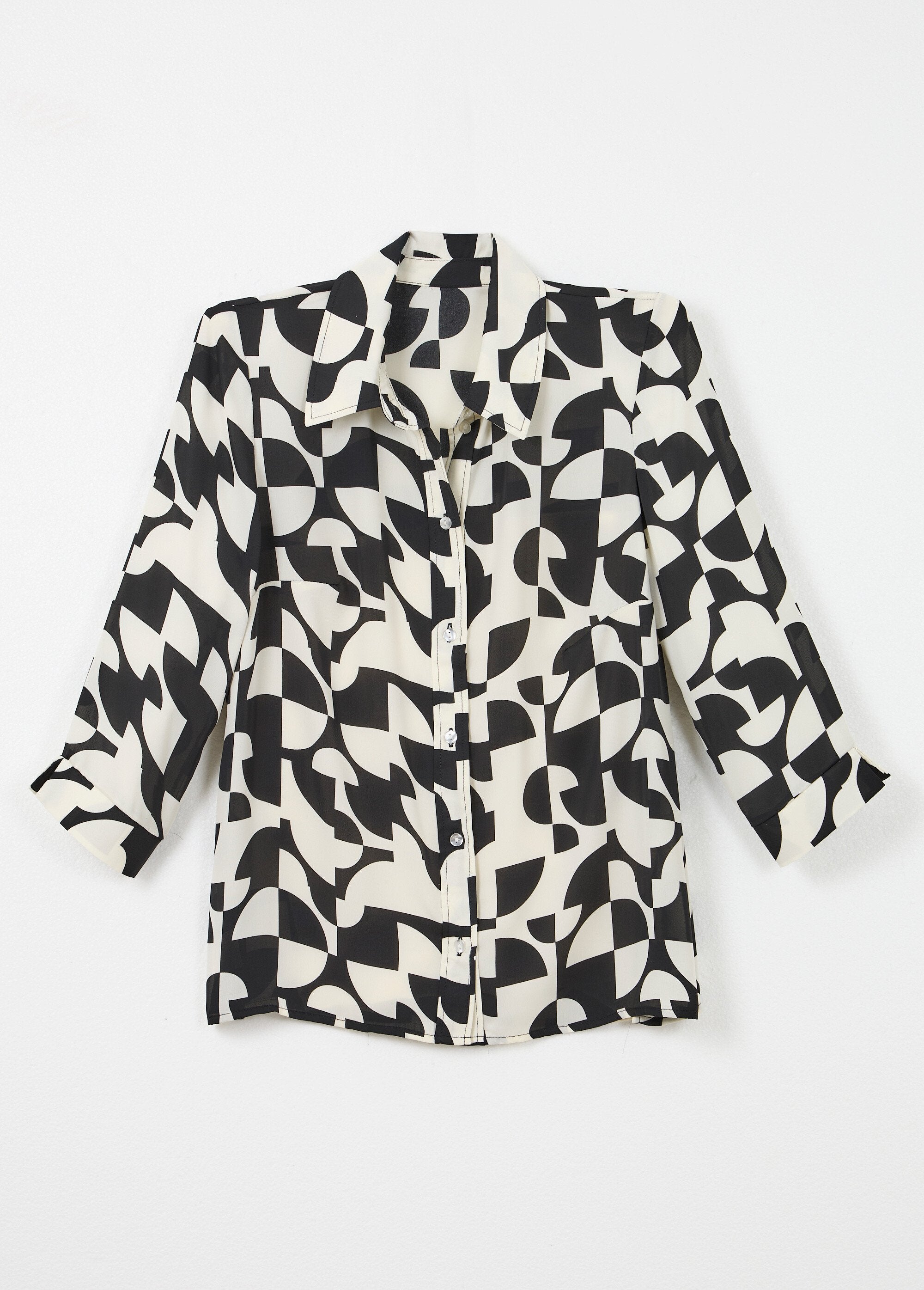Blusa_abotonada_con_manga_3/4_y_estampado_gráfico_Negro_y_crudo_AP1_slim