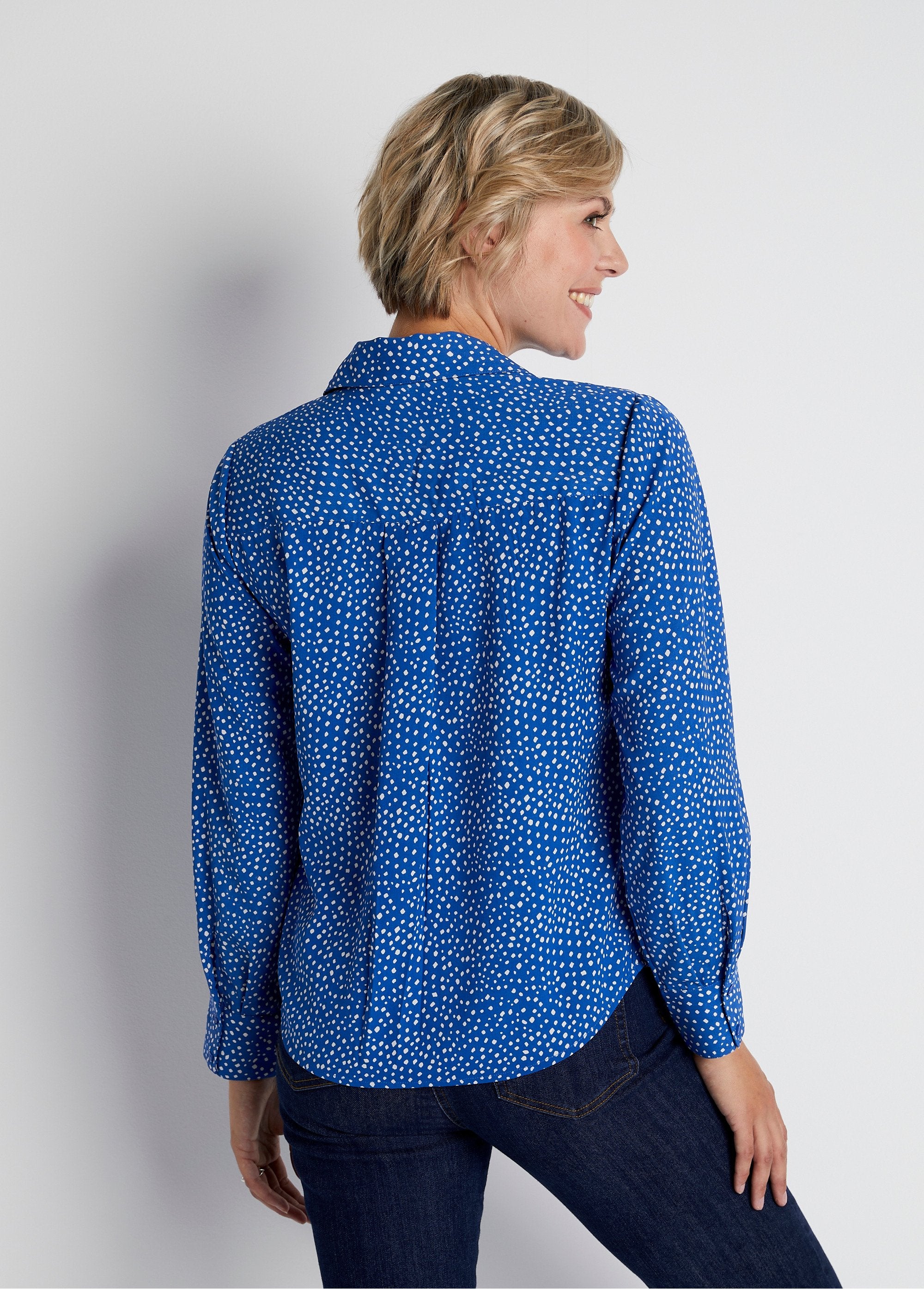 Blusa_recta_abotonada_con_estampado_de_lunares_Azul_crudo_DO1_slim