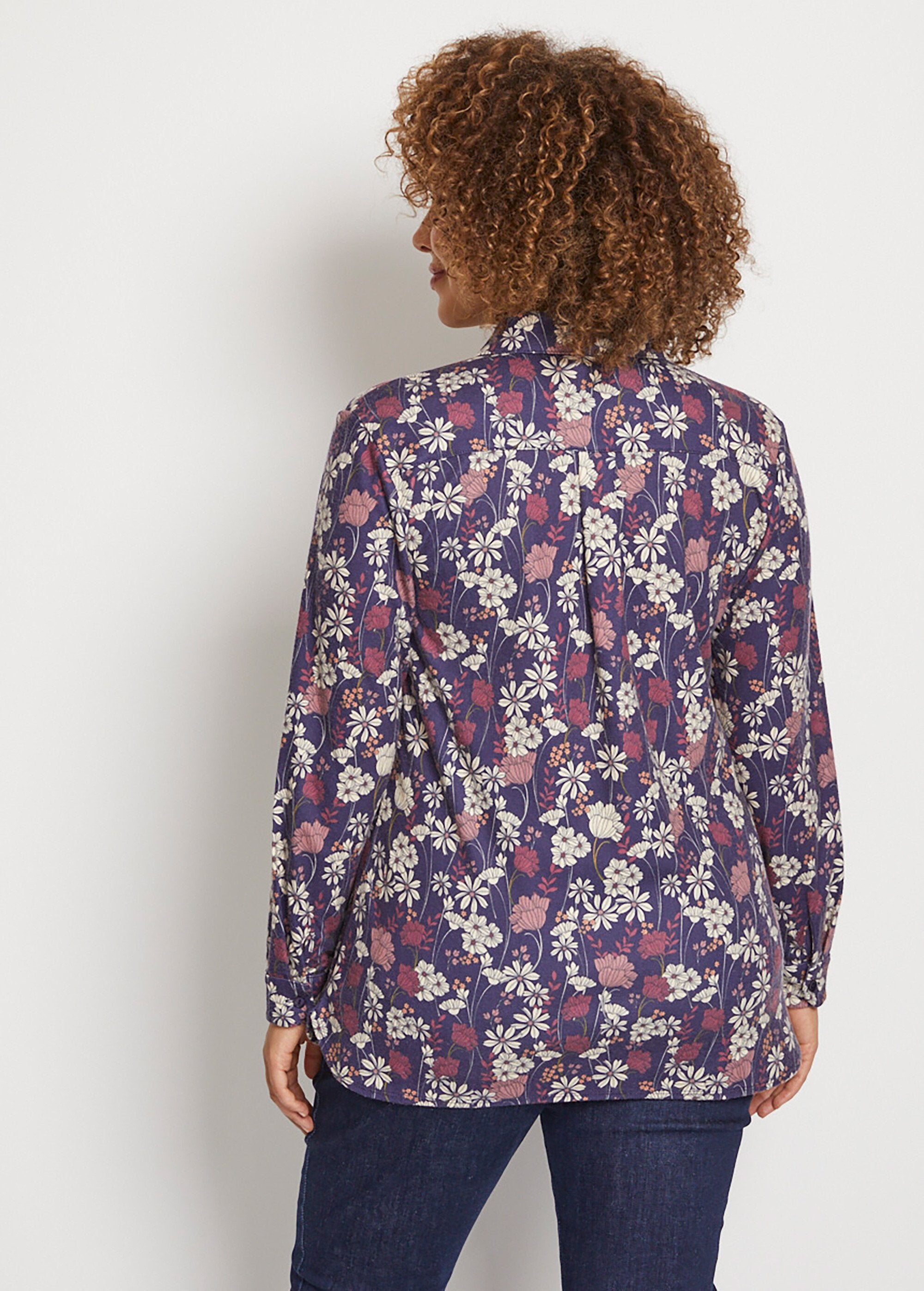 Blusa_de_punto_cálida_con_flores_fondo_marino_DO1_curvy