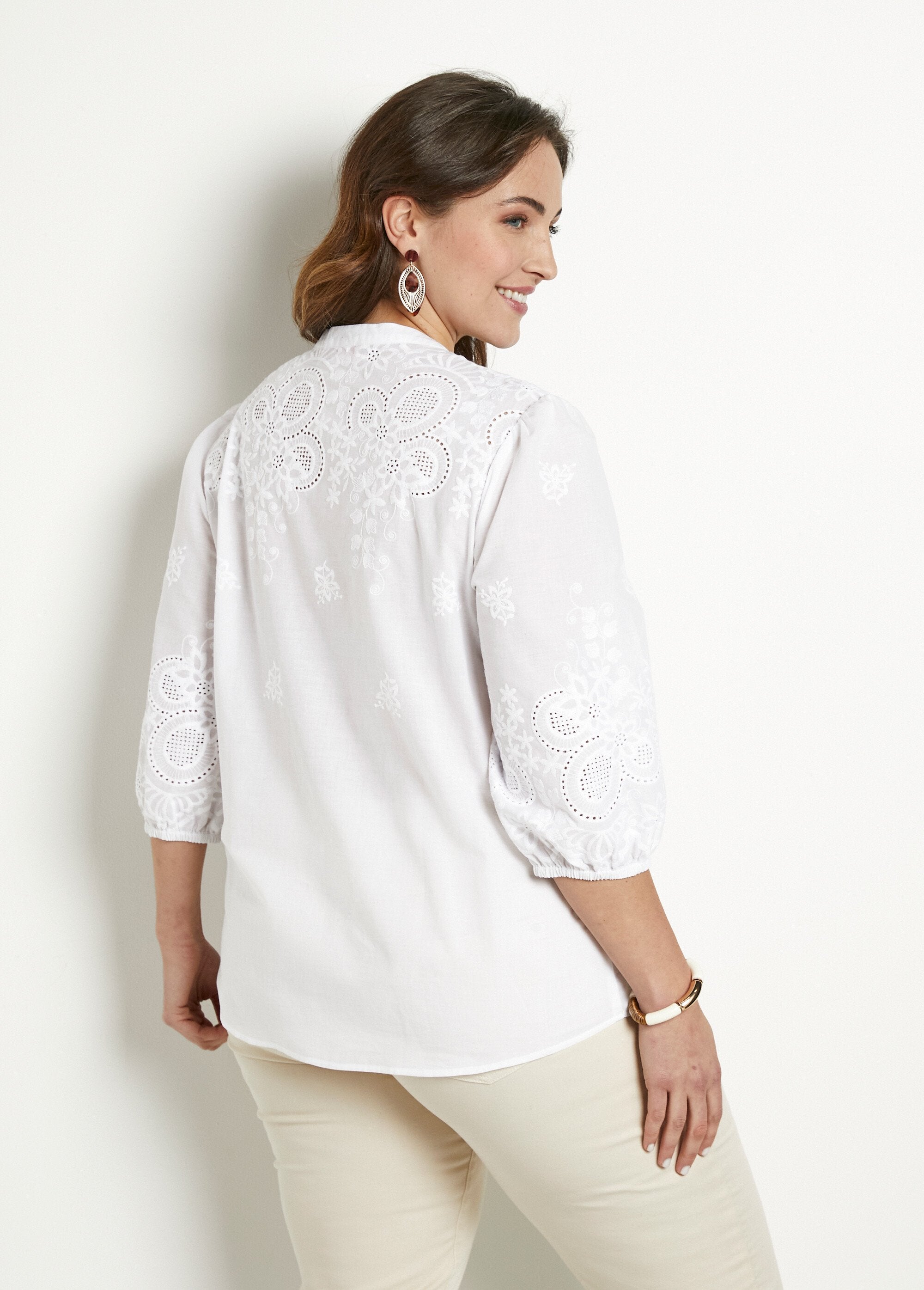 Blusa_larga_de_algodón_bordada_con_manga_3/4_Blanco,_Blanca_DO1_curvy