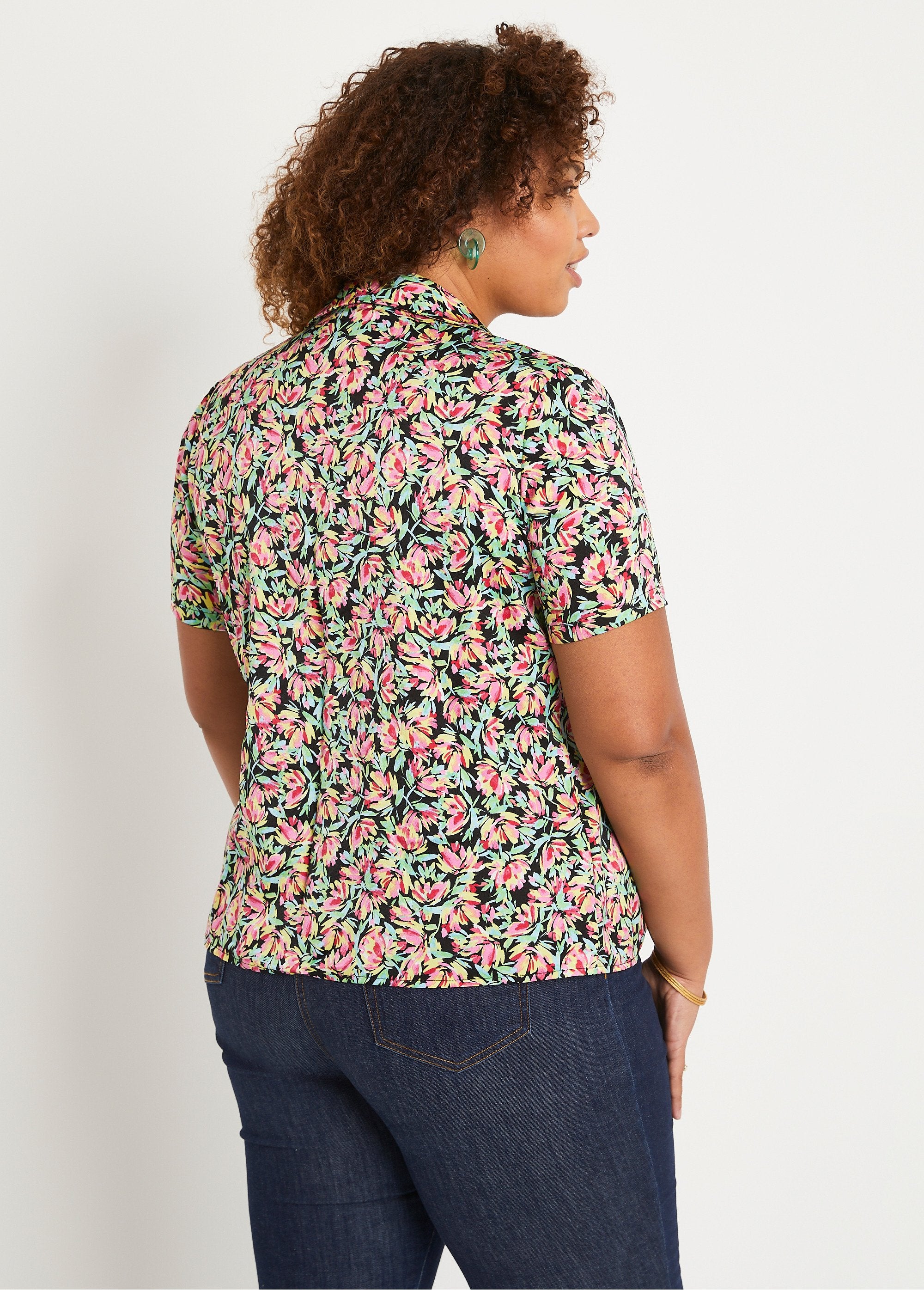 Blusa_de_raso_floral_de_manga_corta_verde_y_rosa_DO1_curvy