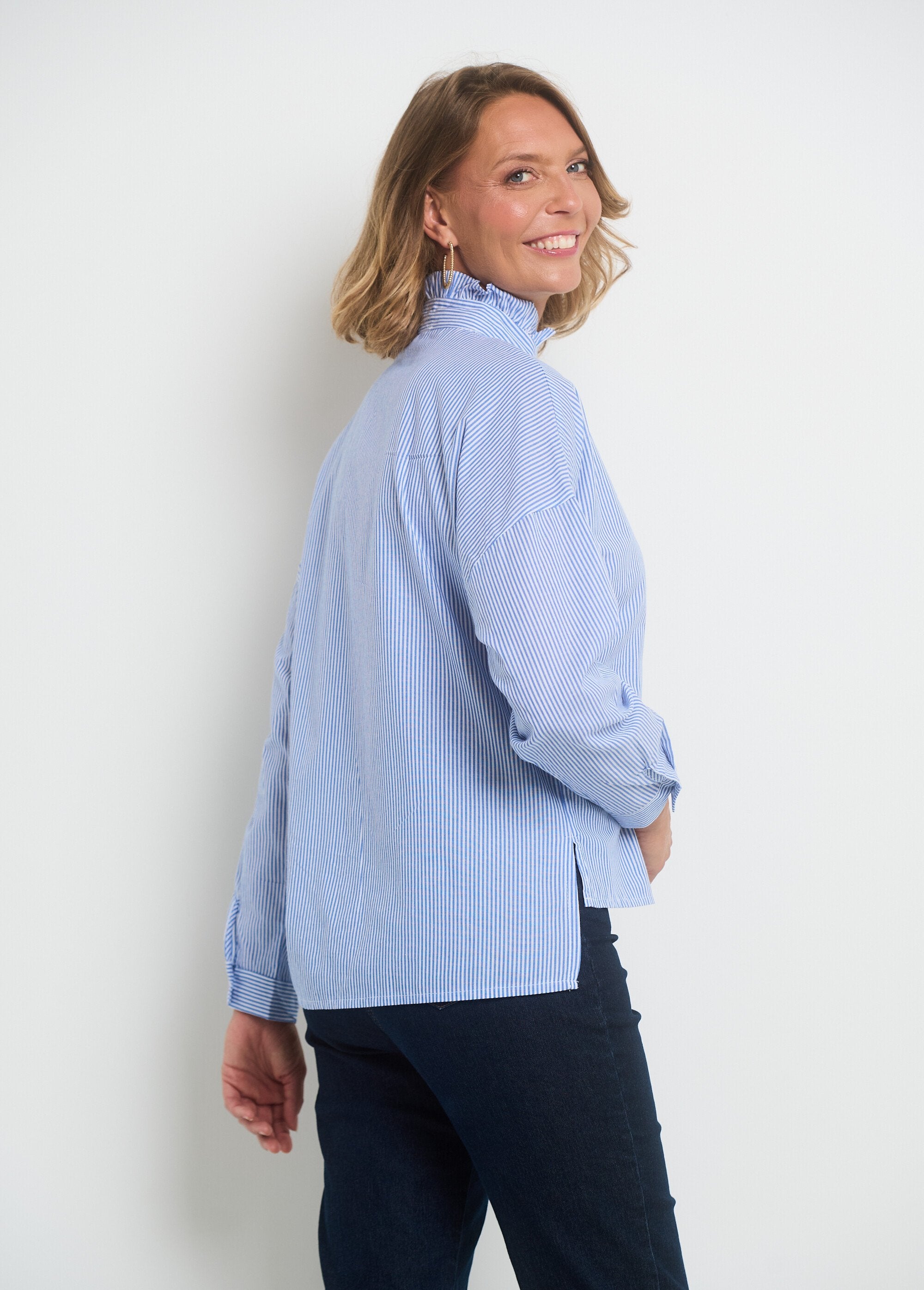 Blusa_de_rayas_con_cuello_alto_plisado_Bleu_et_blanc_DO1_slim