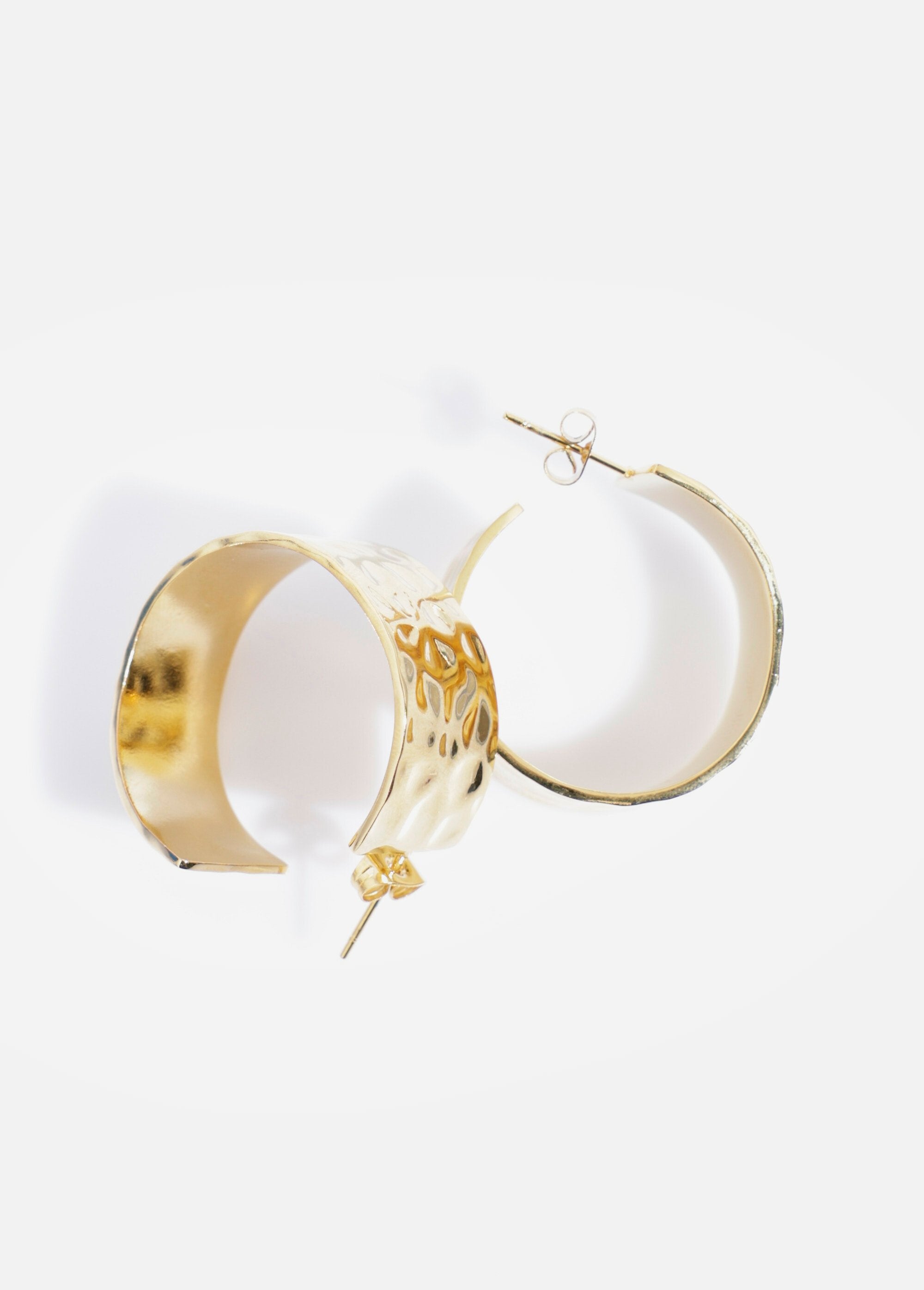 Pendientes_grandes_de_aro_de_acero_inoxidable_martillado_Dorado_DE1_slim