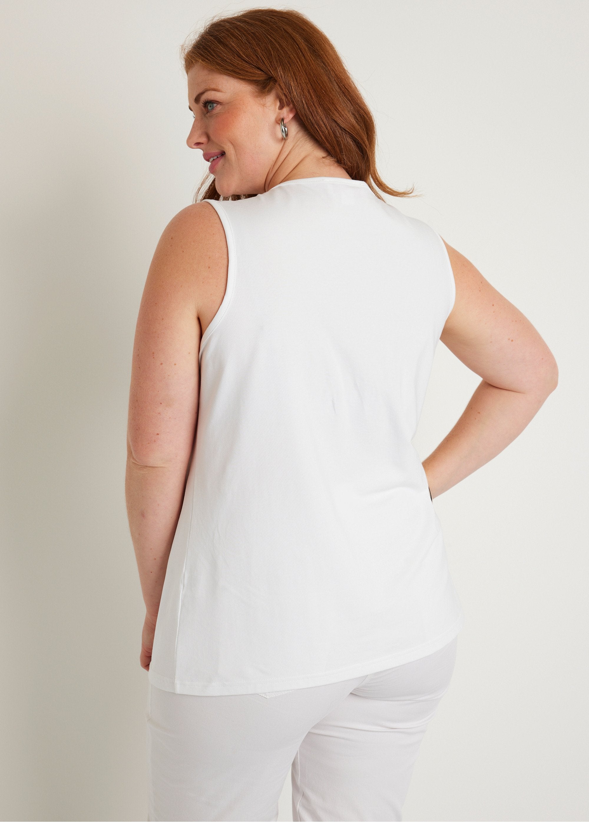 Camiseta_sin_mangas_con_cuello_en_V_calado_y_bordado_Blanco,_Blanca_DO1_curvy