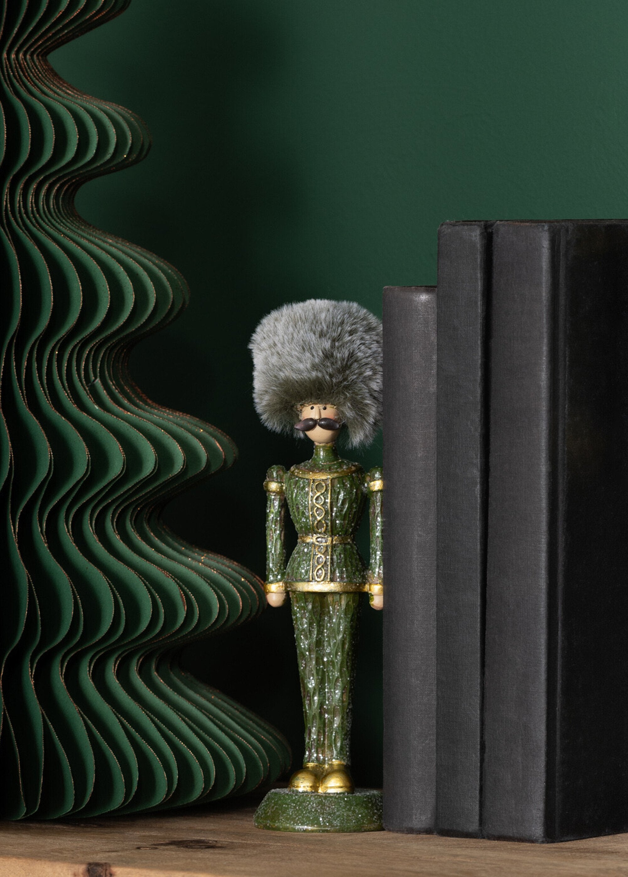 Estatuilla_de_un_personaje_en_madera_pintada_Vert_DE1_slim