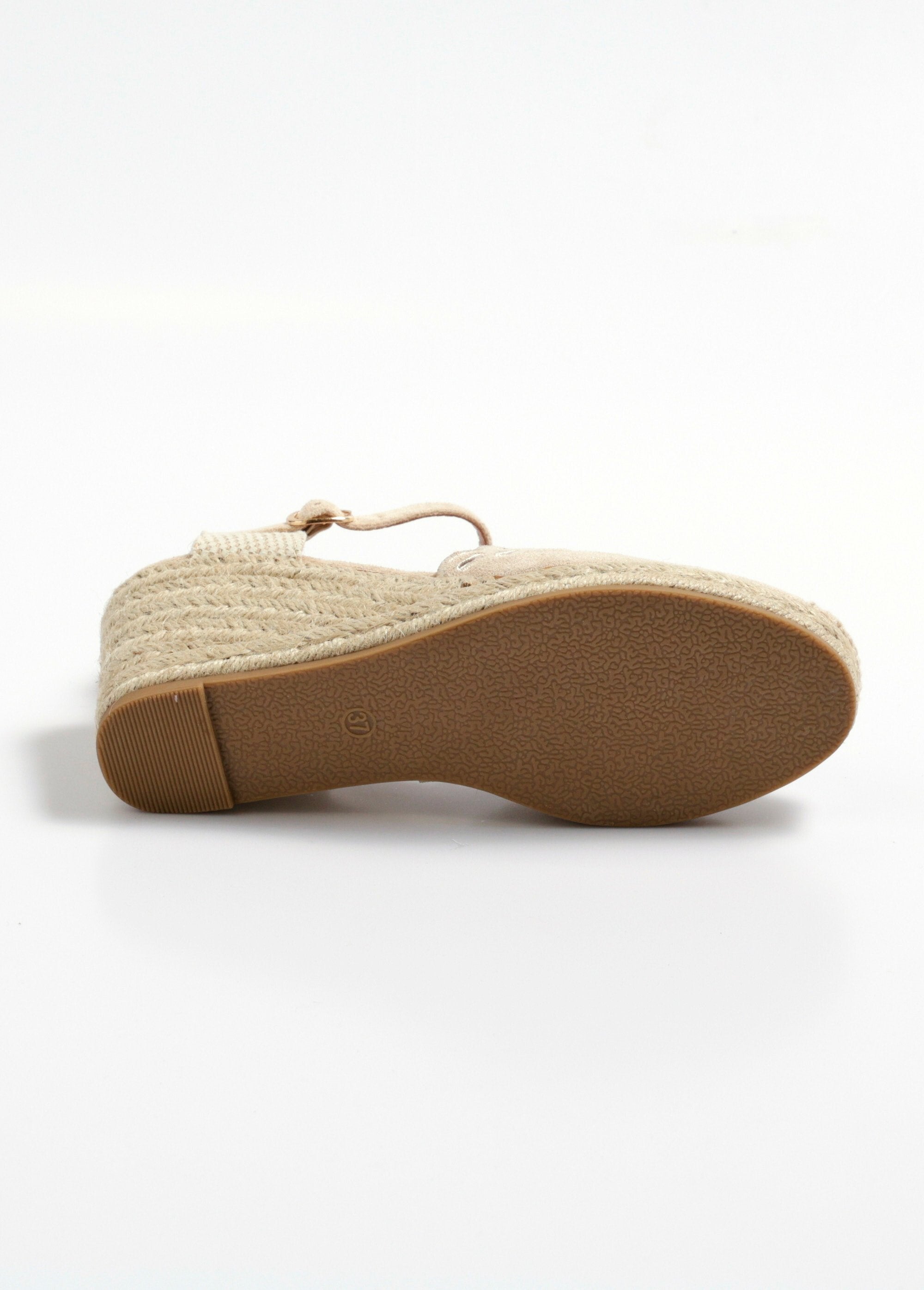 Alpargatas_de_cuña_con_detalles_calados_Beige_UN1_slim