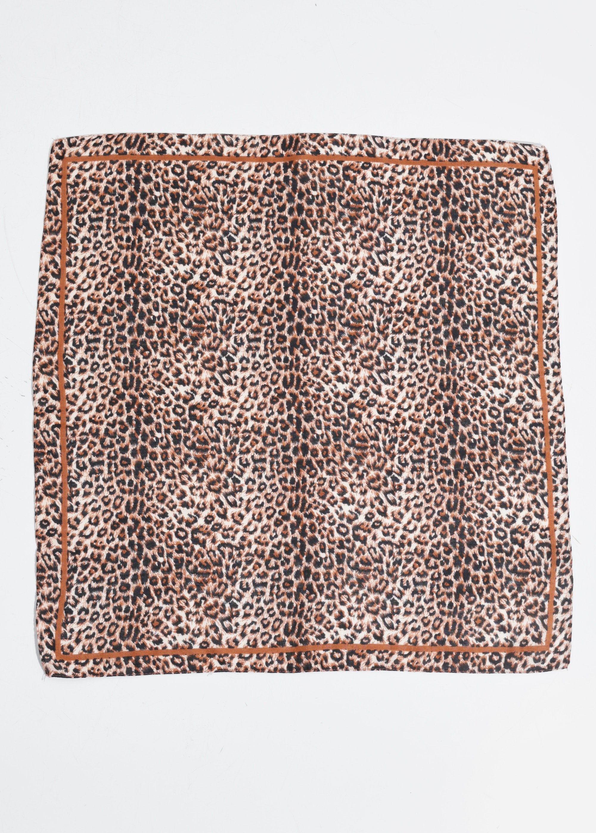 Bufanda_cuadrada_de_moda_con_estampado_de_leopardo_Leopardo_DE1_slim