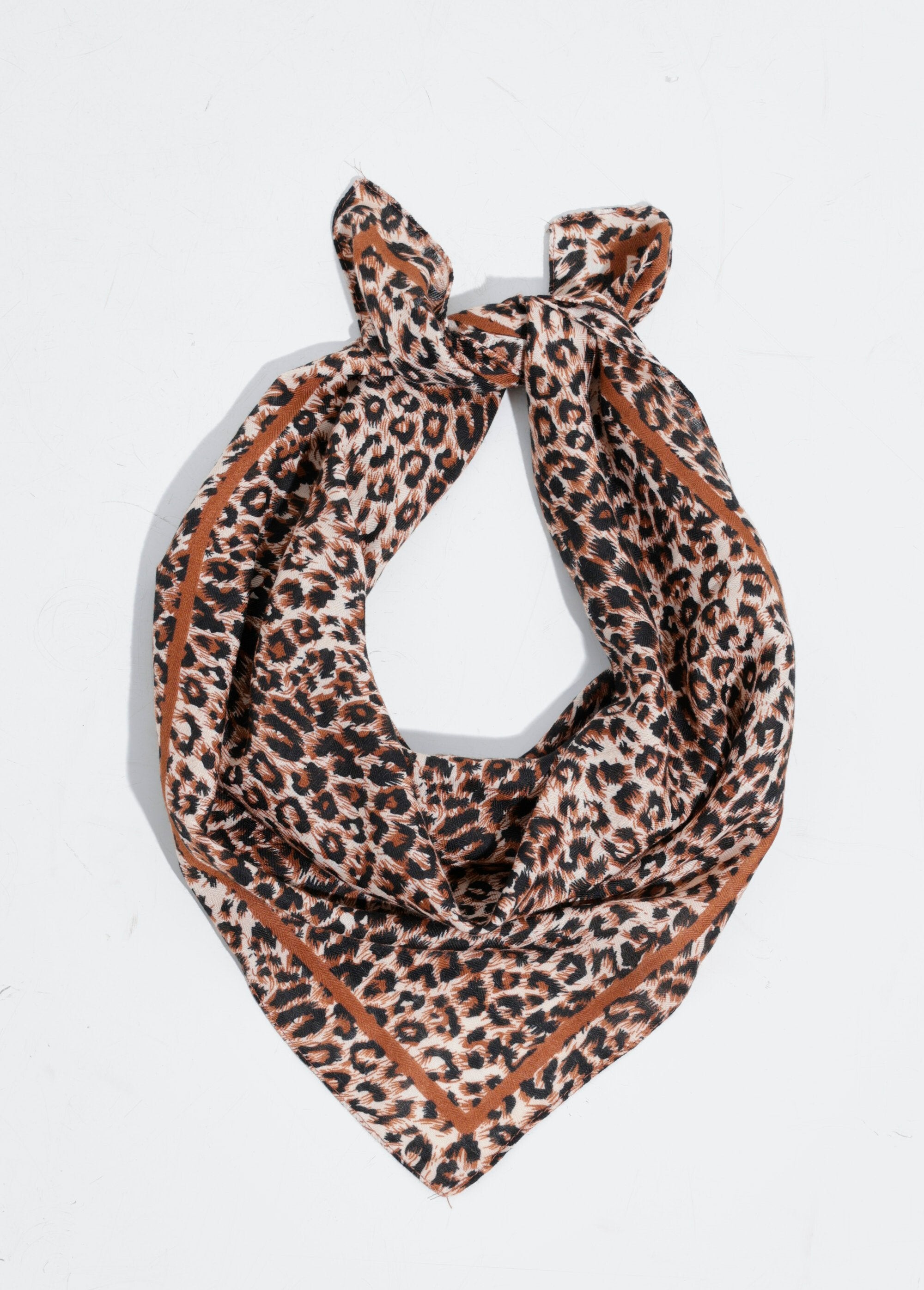 Bufanda_cuadrada_de_moda_con_estampado_de_leopardo_Leopardo_FA1_slim