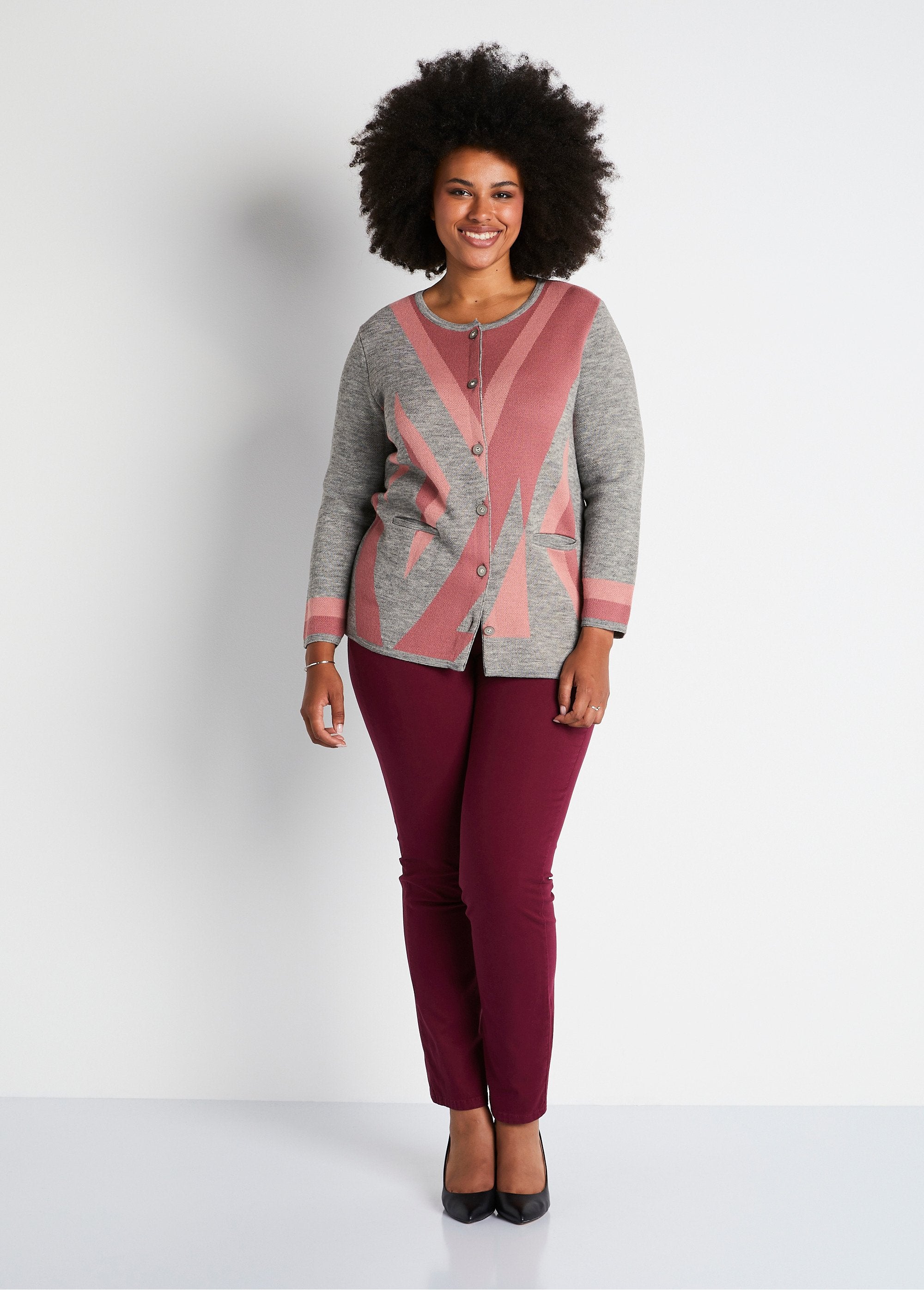 Cárdigan_midi_con_botones_en_jacquard_de_lana_gris_y_rosa_SF1_curvy