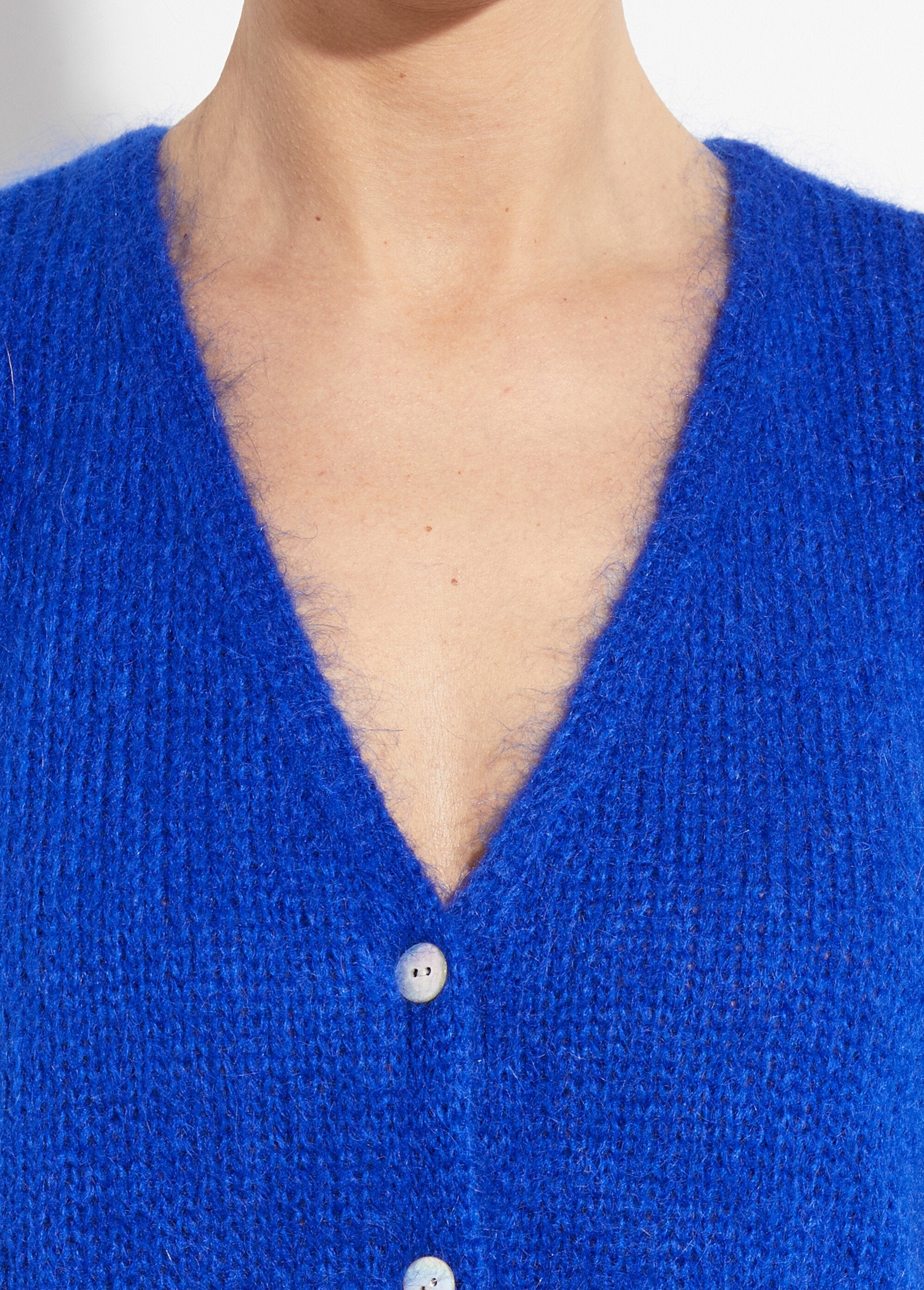 Gilet_chaud_col_V_en_maille_mohair_Bleu_dur_DE1_slim