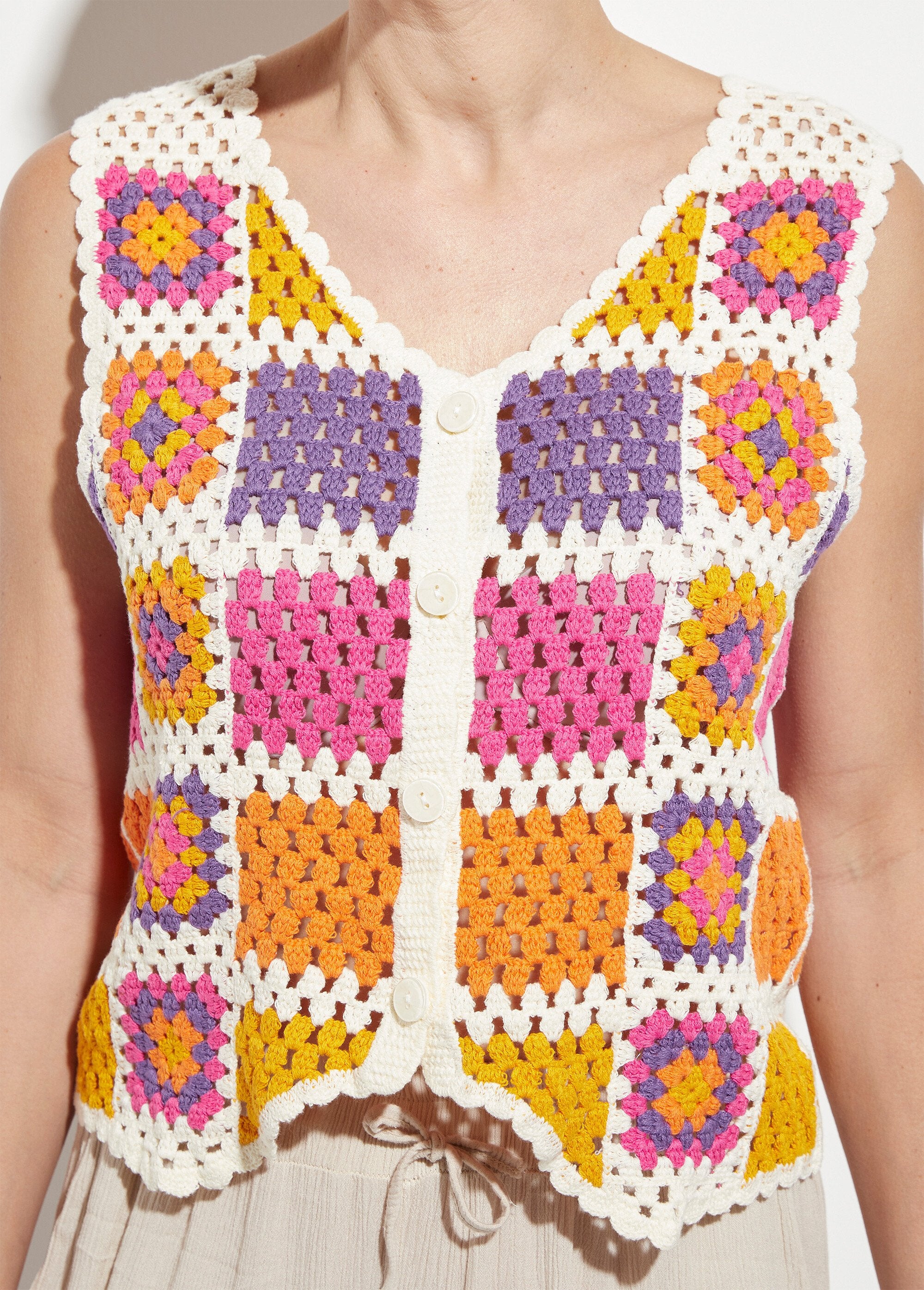 Cárdigan_de_crochet_sin_mangas_con_cuello_en_V_rosa_y_morado_DE1_slim