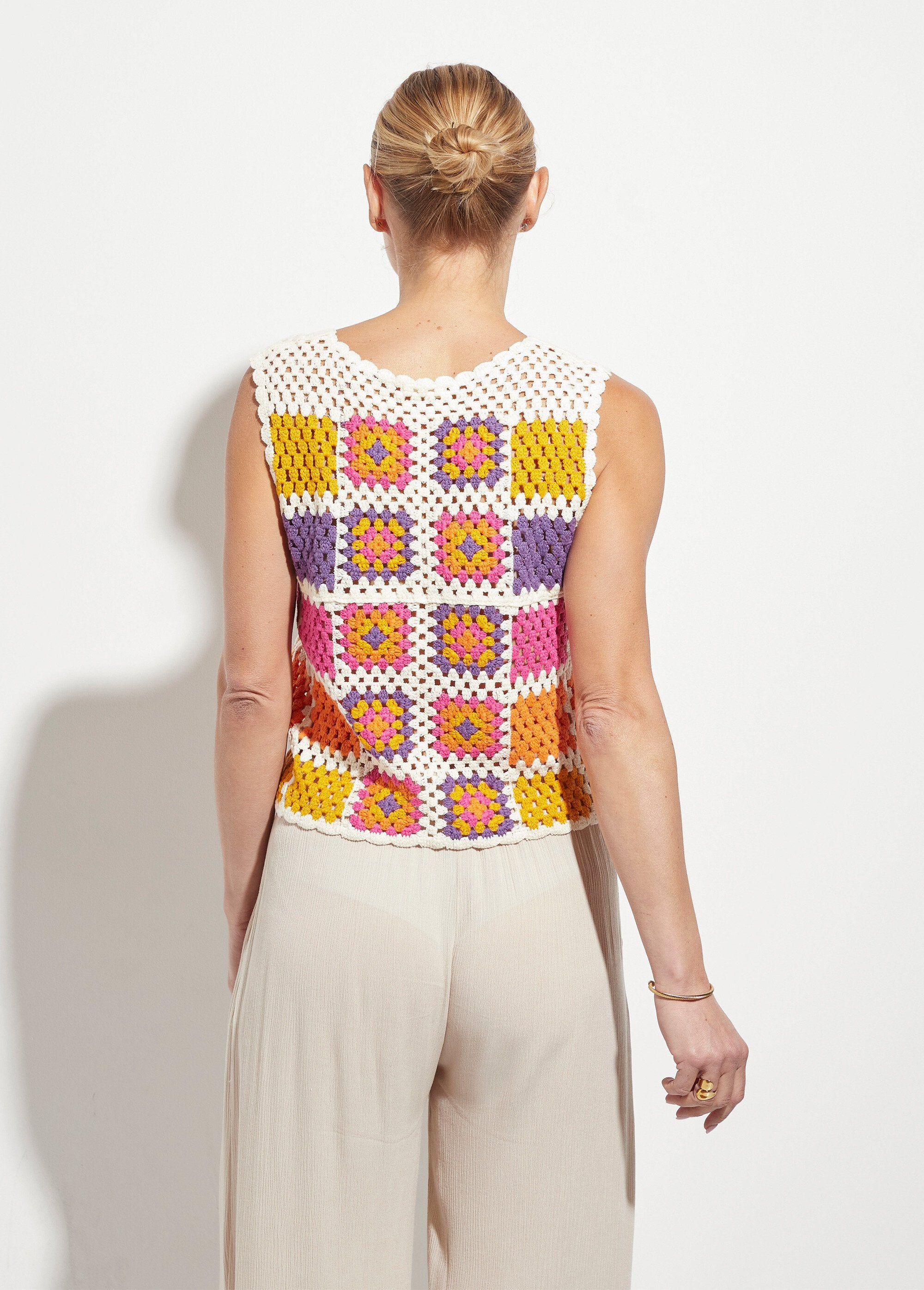 Cárdigan_de_crochet_sin_mangas_con_cuello_en_V_rosa_y_morado_DO1_slim