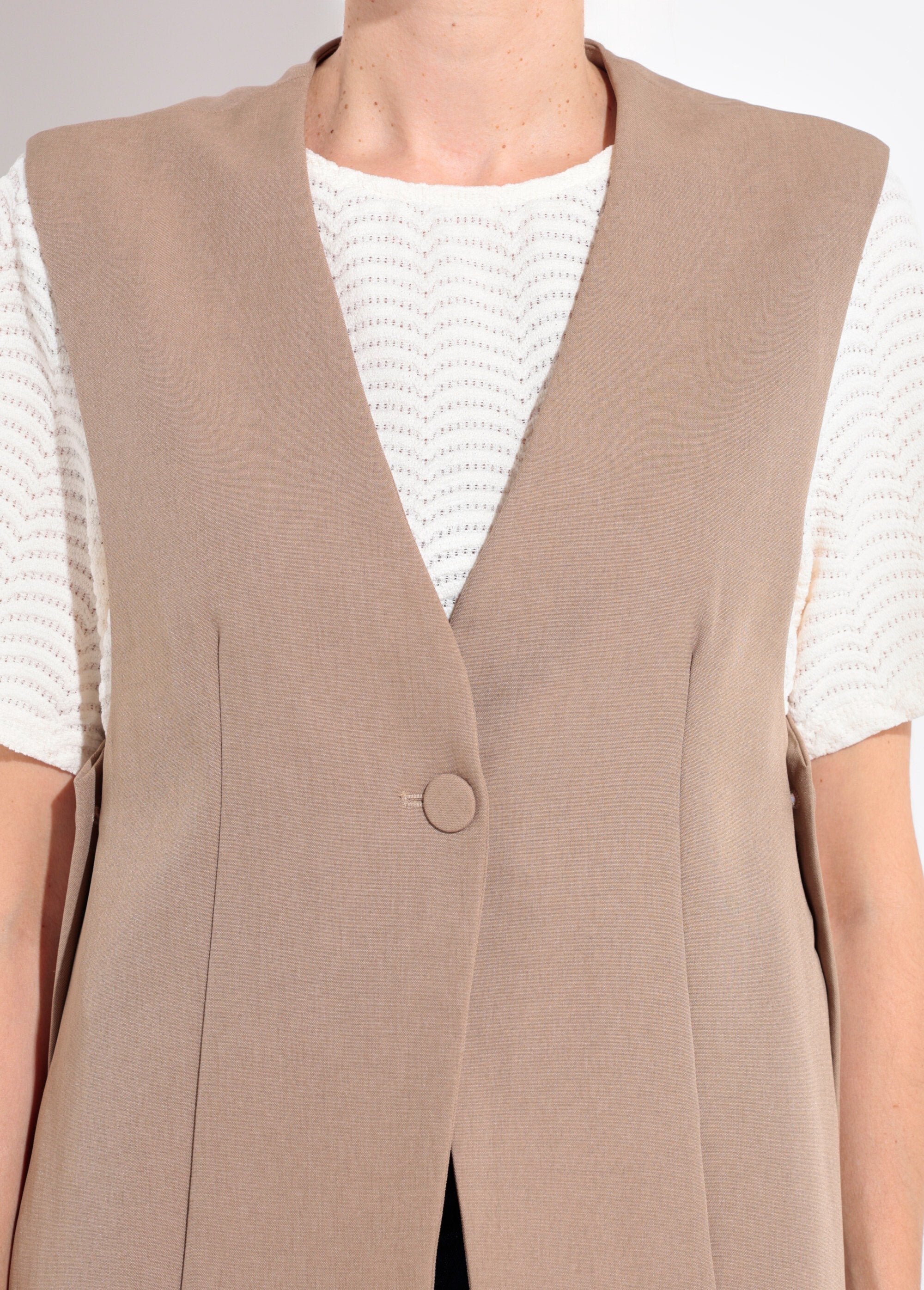 Chaleco_de_traje_sin_mangas_con_botones_laterales_Beige_DE1_slim