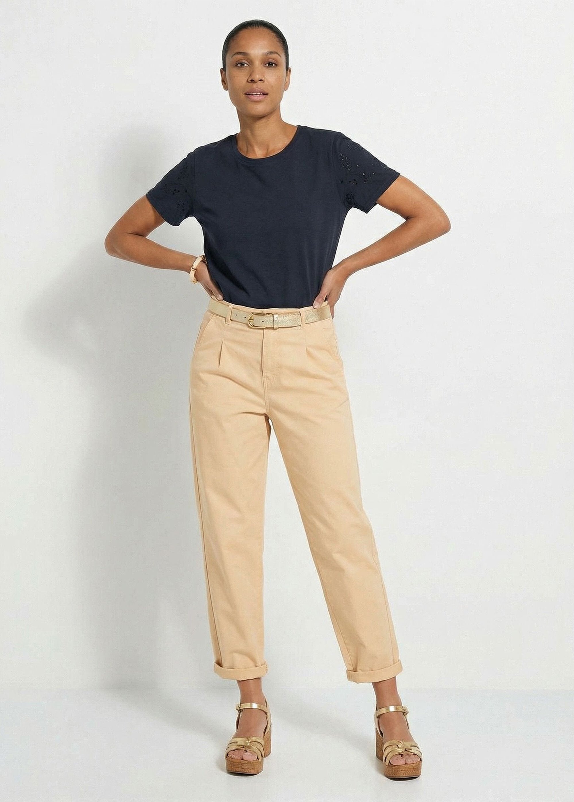 Vaqueros_de_talle_alto_y_corte_zanahoria,_elásticos._Beige_SF1_slim