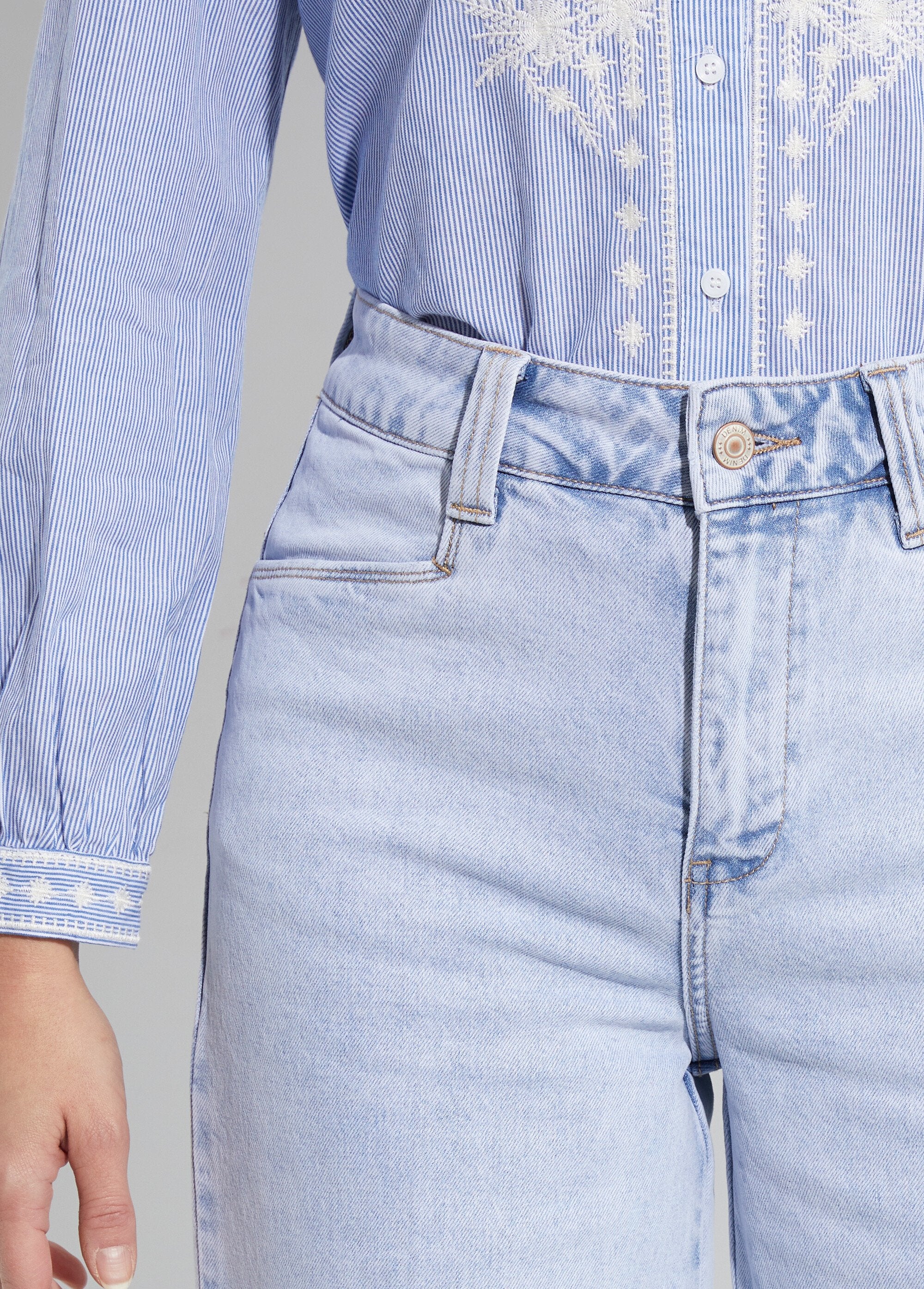 Vaqueros_de_pierna_ancha_y_5_bolsillos,_perfectos_para_mujeres_pequeñas._Azul_claro_DE1_slim