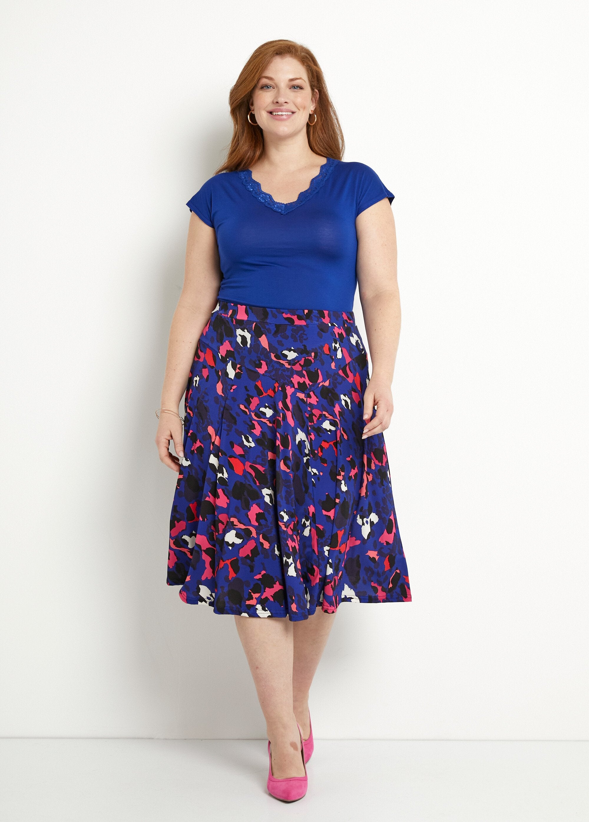 Falda_midi_con_vuelo_y_estampado_de_leopardo_Azul_y_fucsia_SF1_curvy